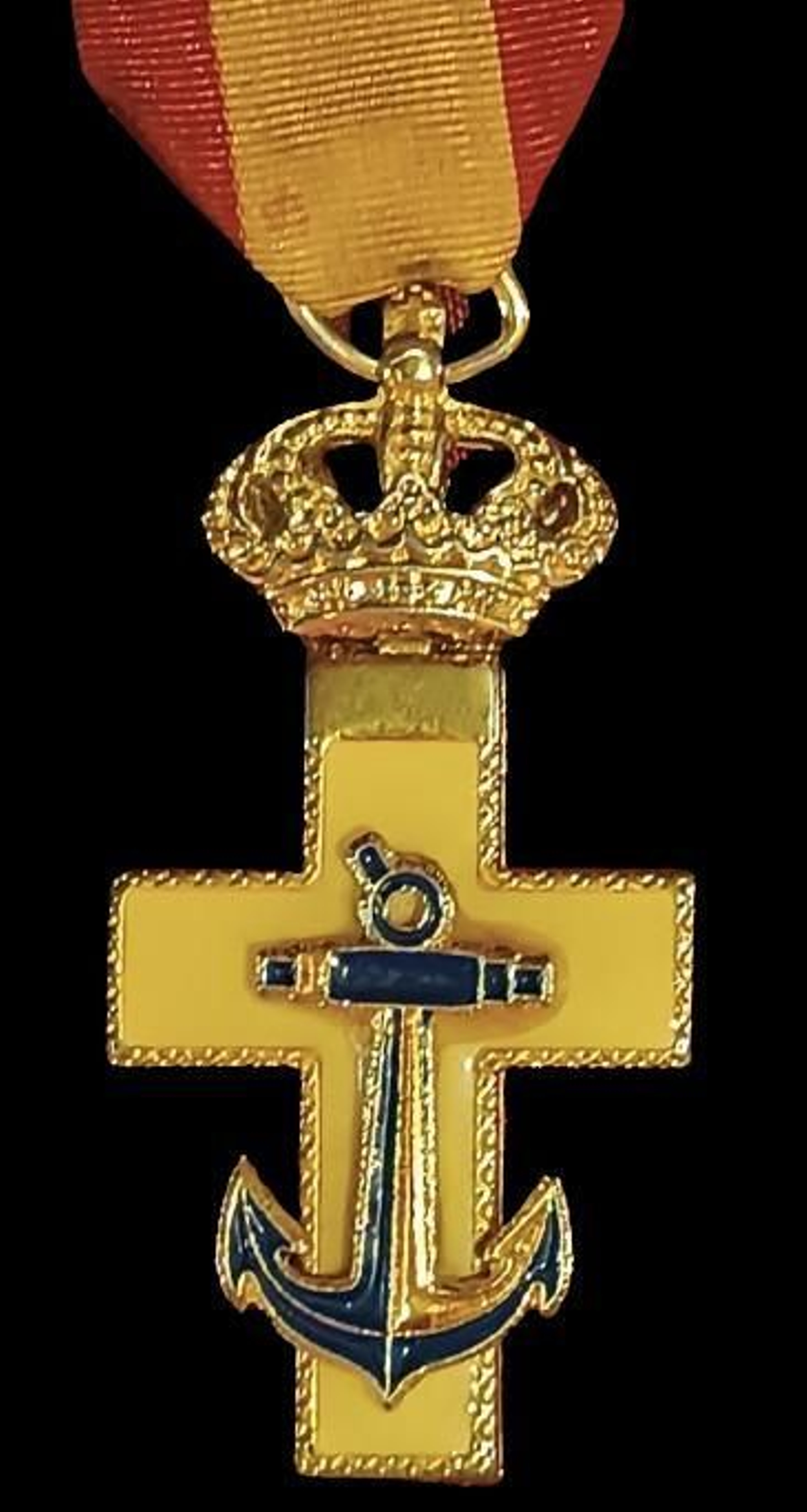 Cruz del Merito Naval con distintivo blanco otorgado por la Armada a la Virgen de la Cinta.