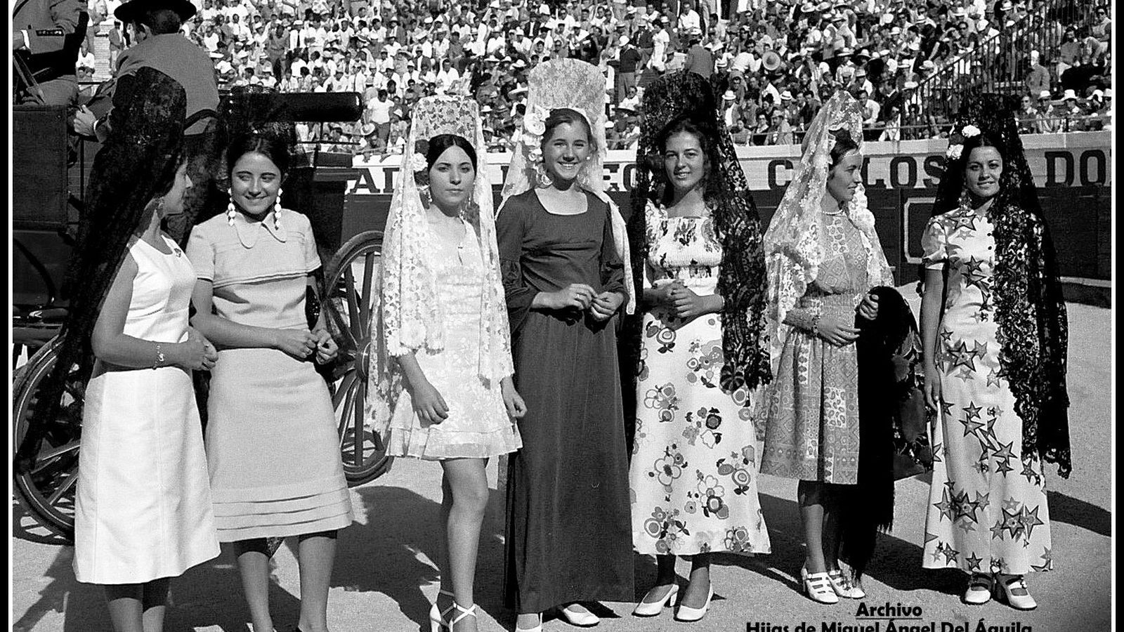 La reina y las damas de la feria en la plaza de toros.