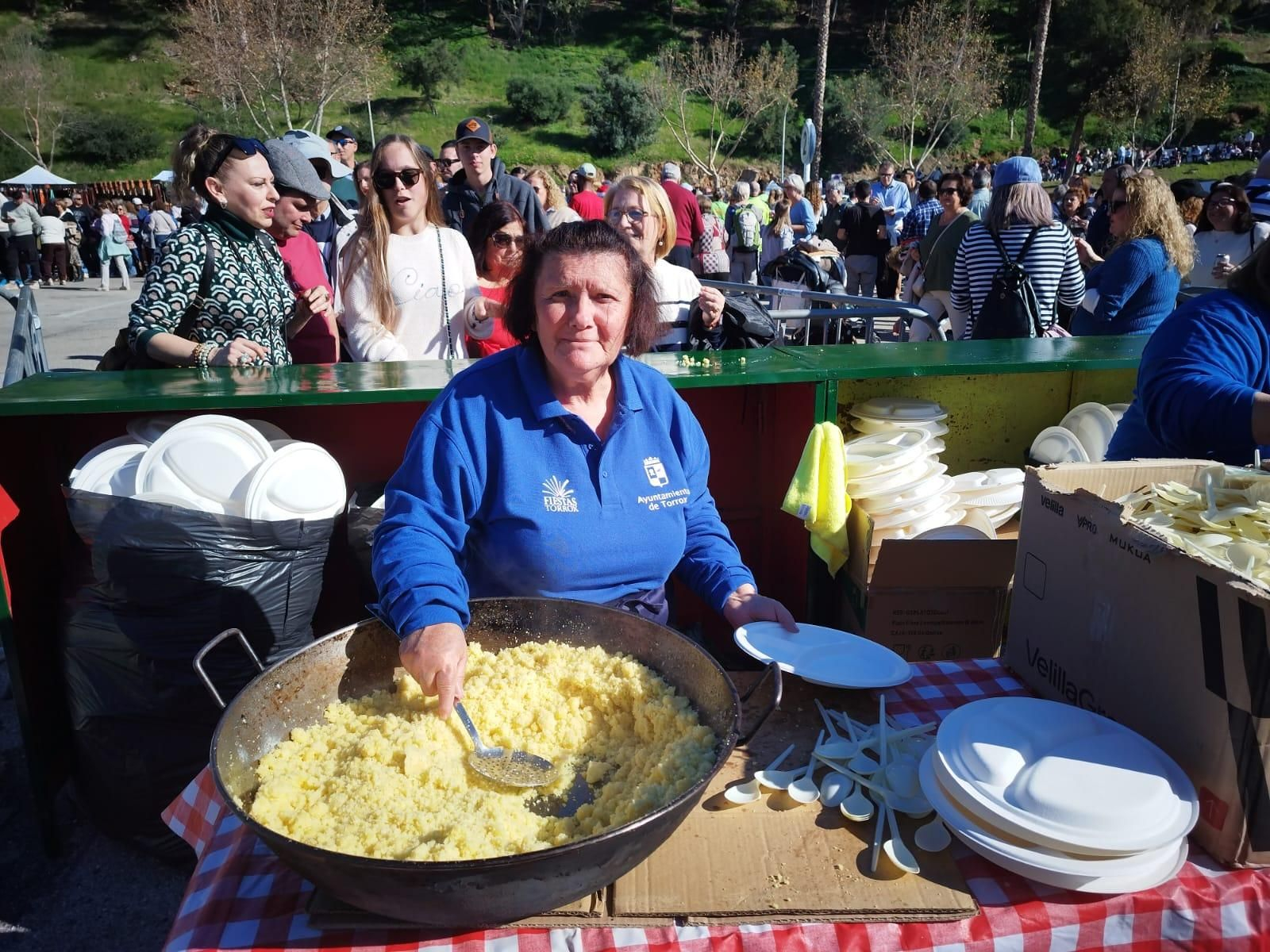 Más de 50.000 personas disfrutan en Torrox de la Fiesta de las Migas en manga corta y en vísperas de Nochebuena