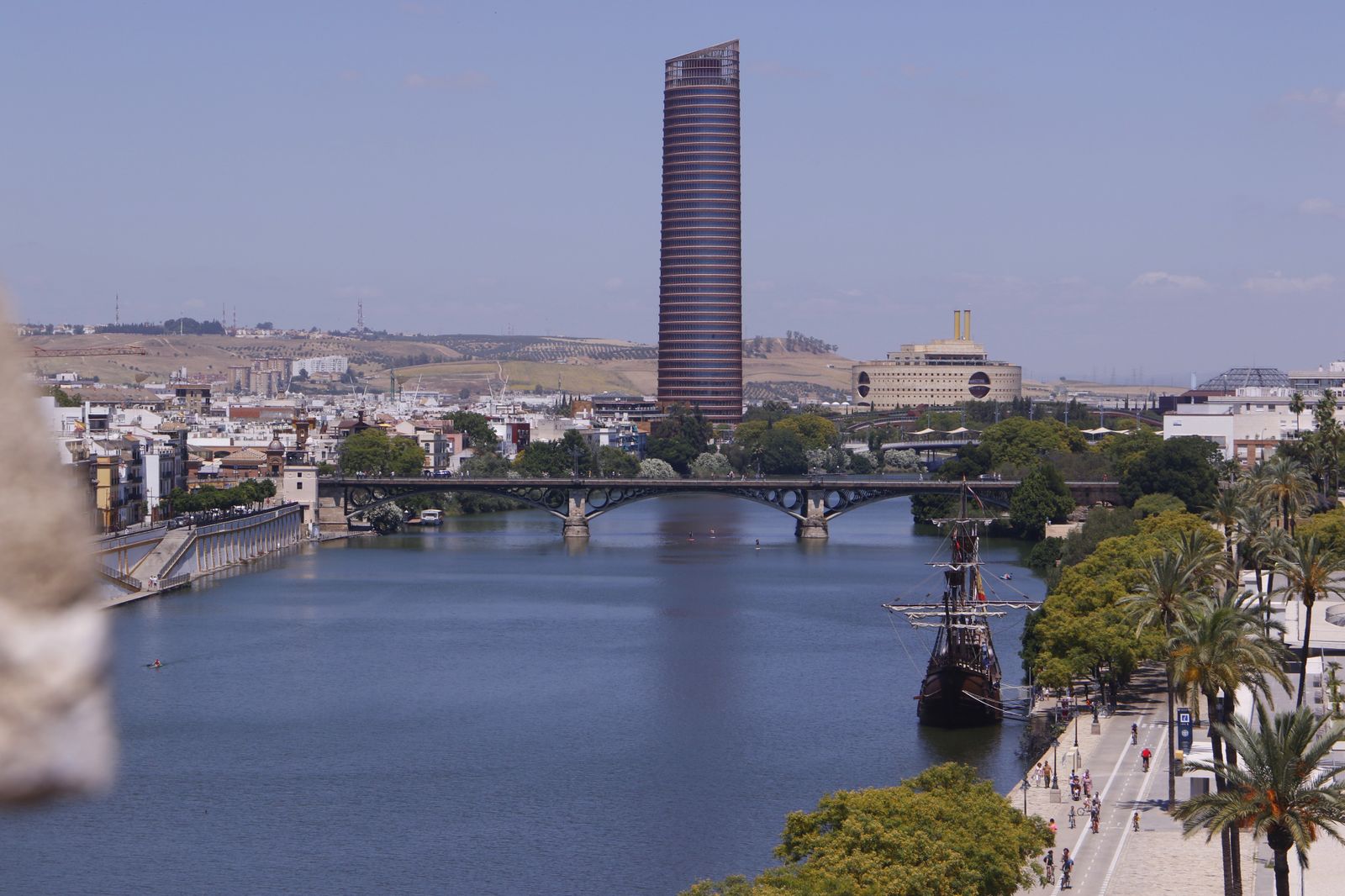 Panorámica del río, con el Puente de Triana y la Torre Sevilla al fondo.
