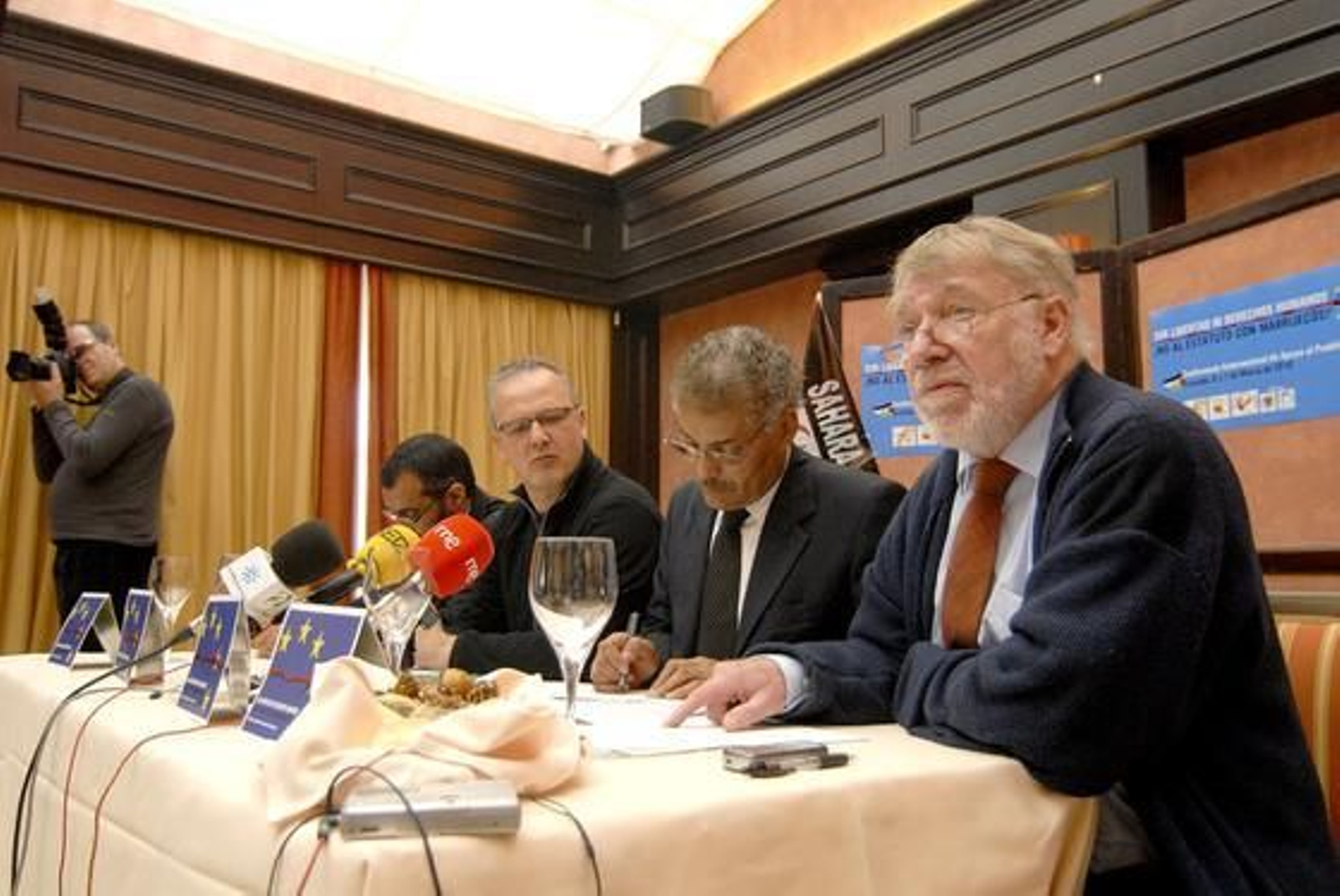 El ministro para Europa del Frente Polisario, Mohamed Sidati, durante su comparecencia en Granada

Foto: Jesús Ochando