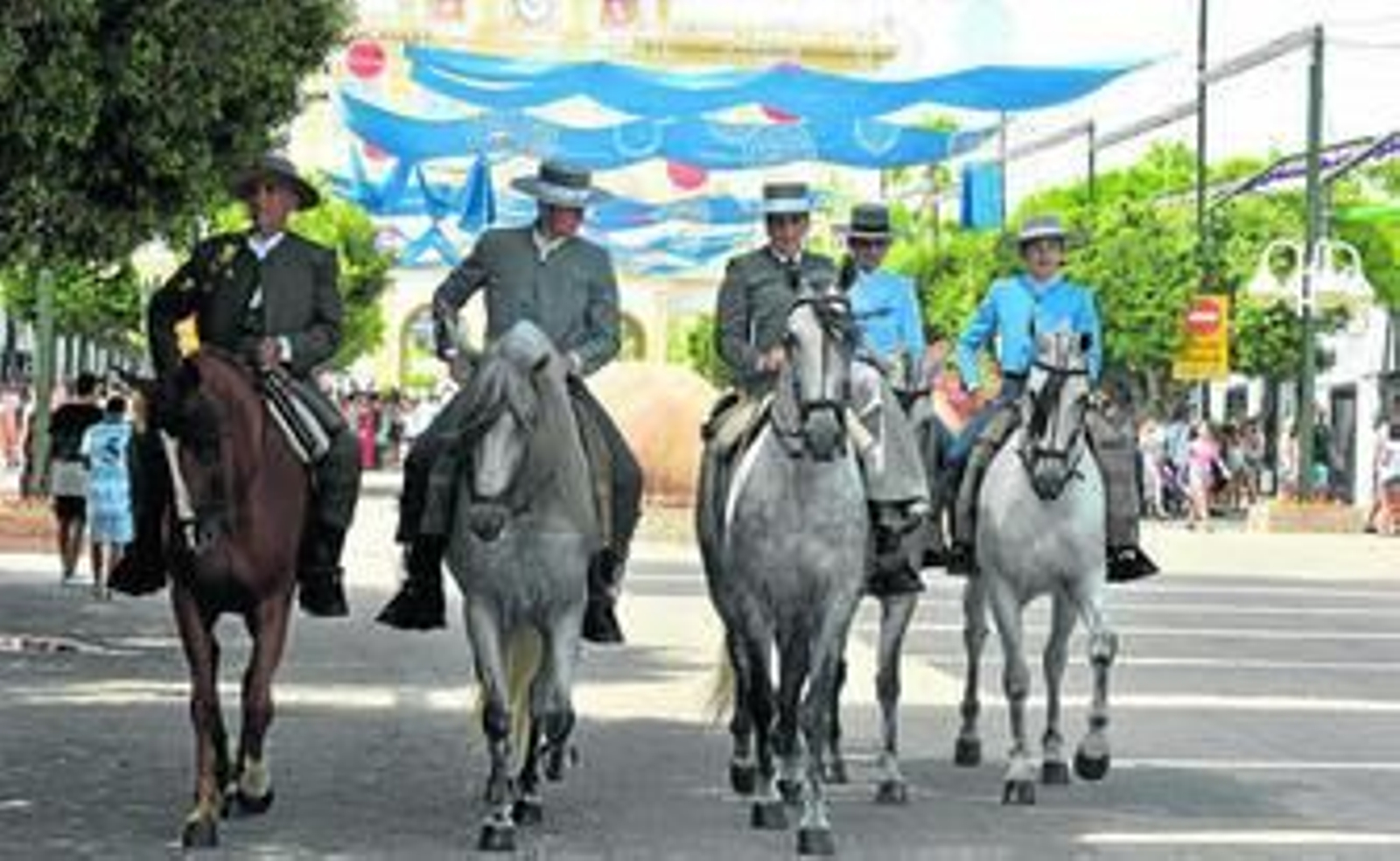 Un grupo de caballos y jinetes desfila por el Cortijo de Torres.