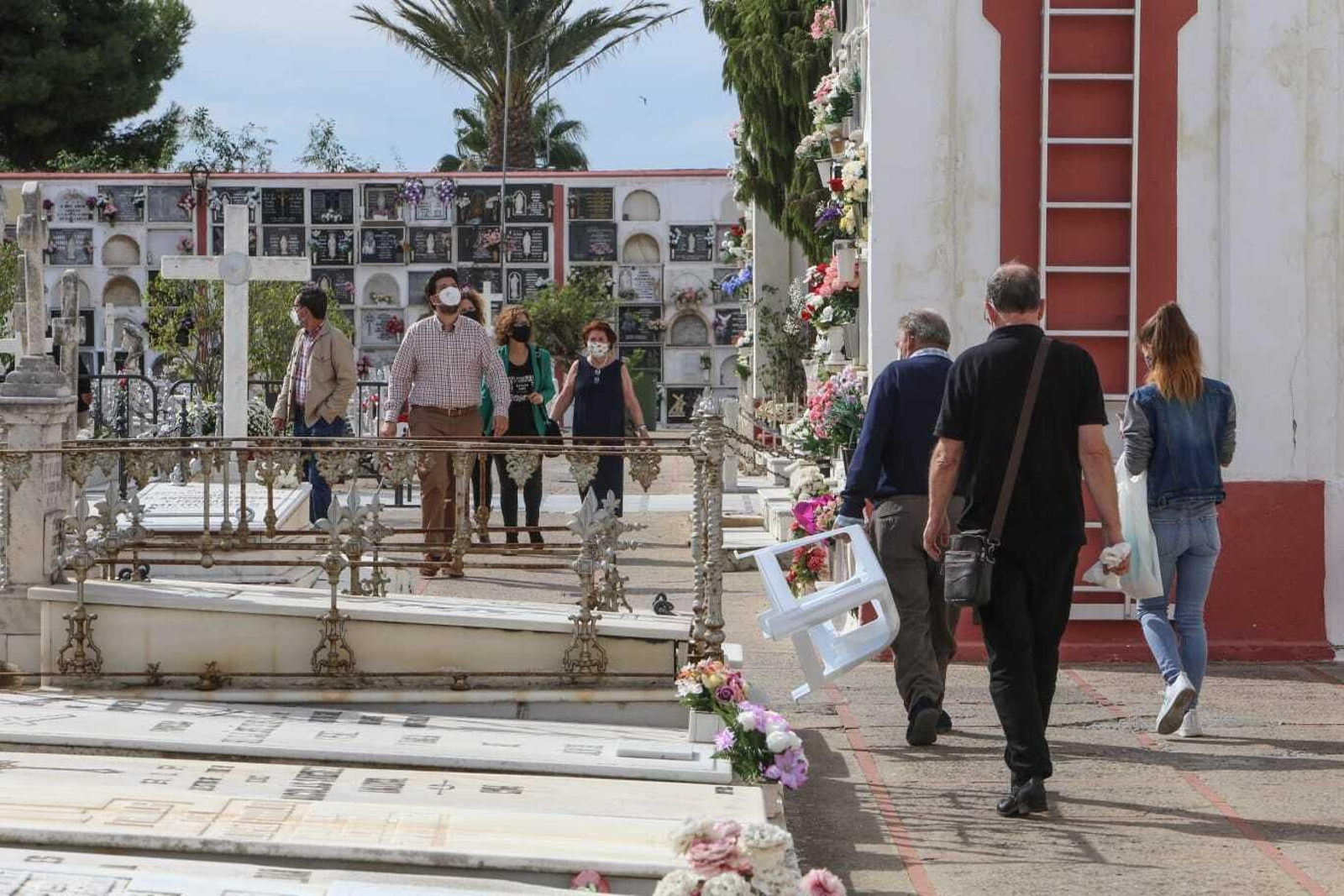 Visitantes en el cementerio de San Fernando.