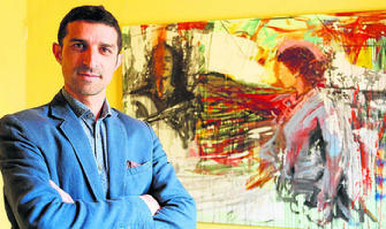 Ilan Itach, ayer, ante una de sus creaciones, poco antes de la inauguración.