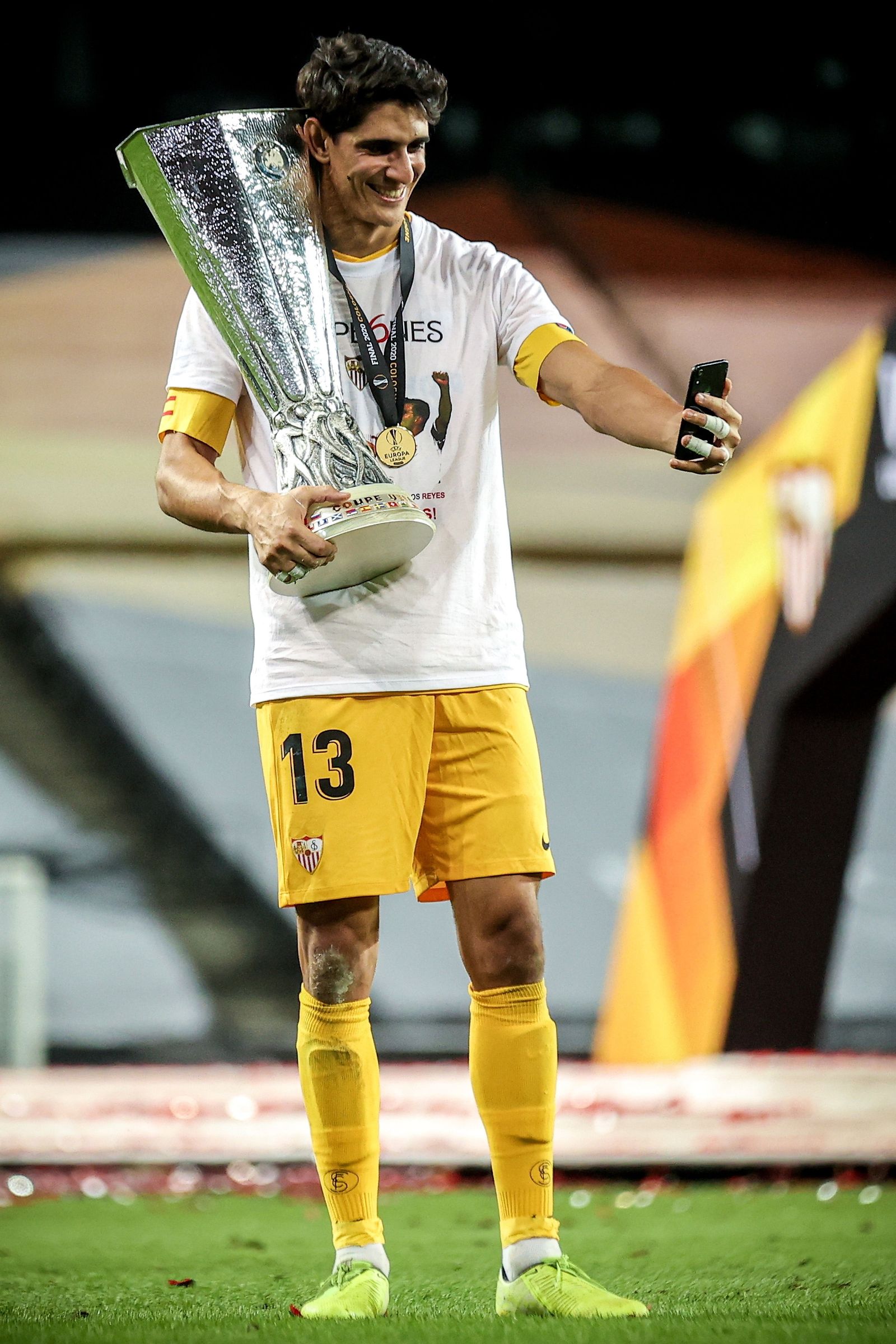 El portero Bono se hace un 'selfie' con la copa de la Europa League.