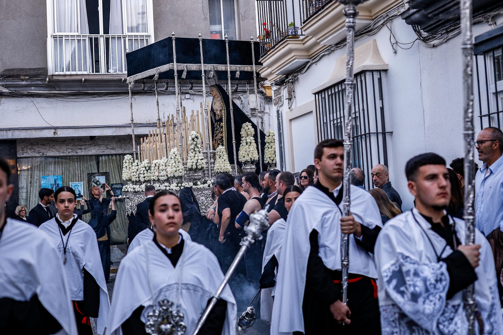 Imágenes de la salida de Santo Entierro en la Semana Santa de San Fernando 2025