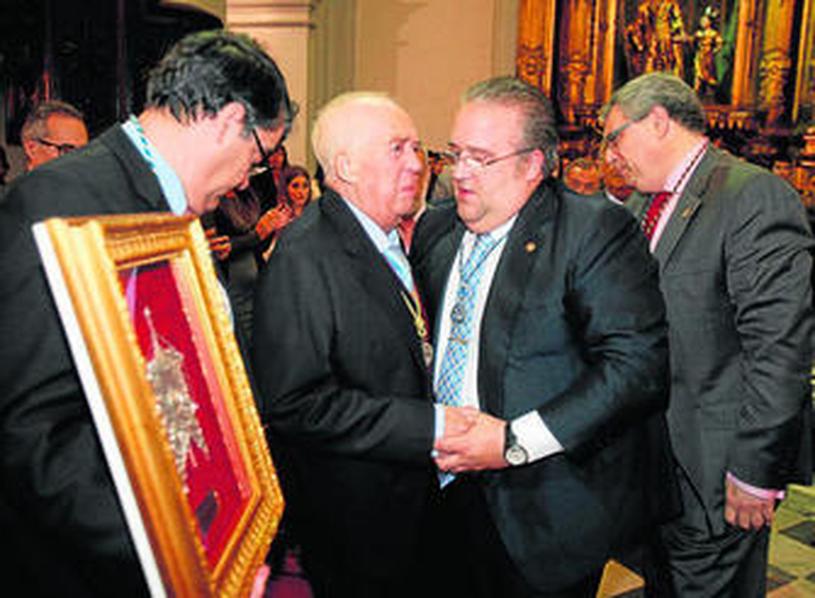 Manolo Garrido, con su hermano Sebastián y su hijo Manuel José, tras recibir el galardón ayer.