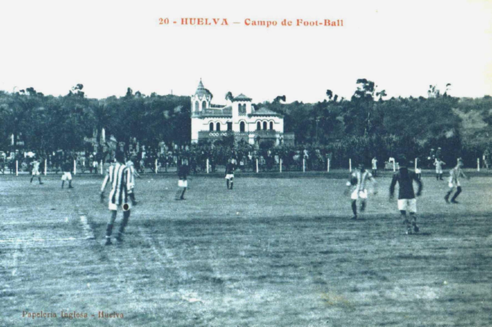 El Campo del Velódromo y al fondo el chalet de los Peritos de Mina.