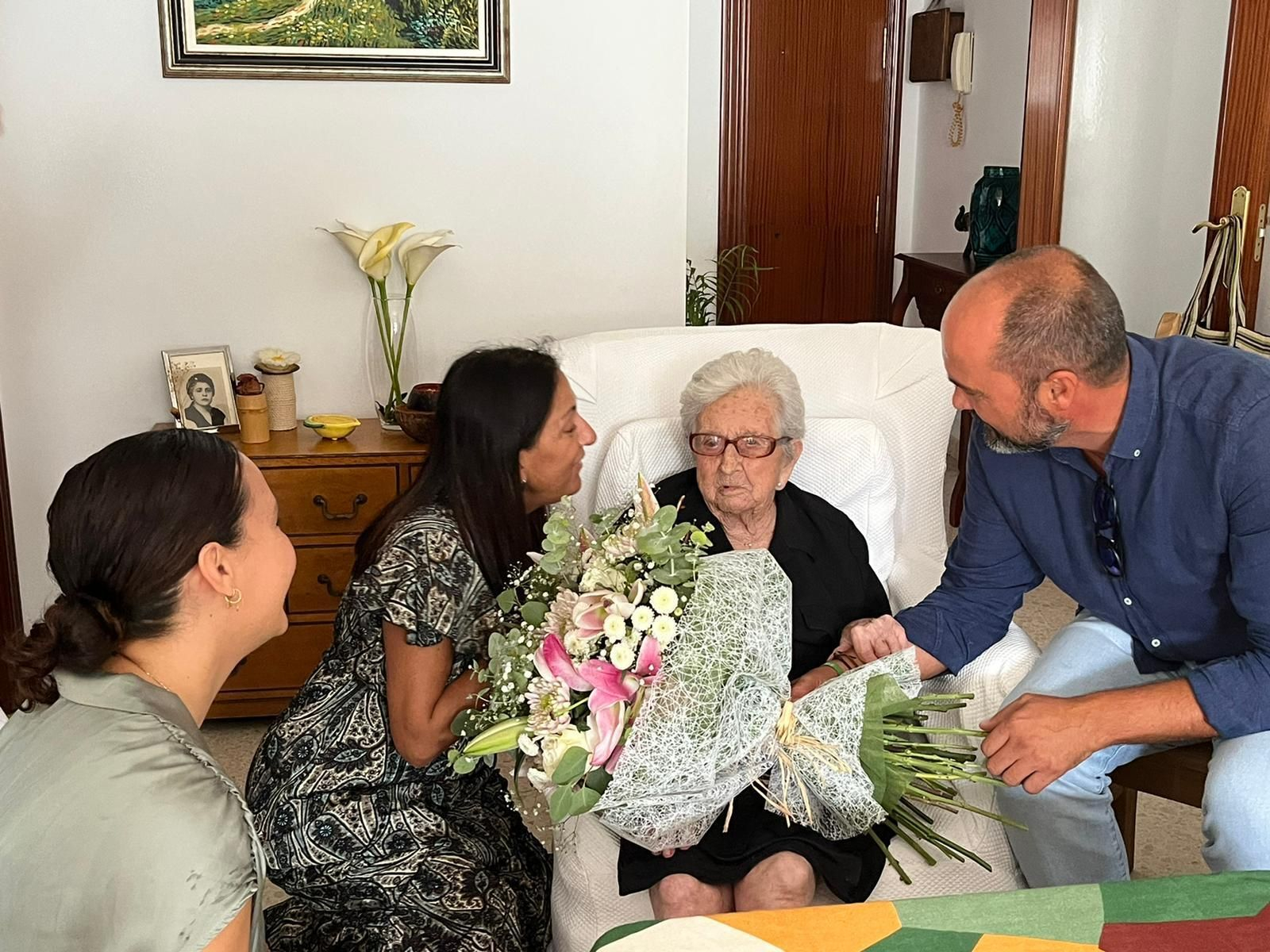 María Rodríguez, con el ramo de flores.