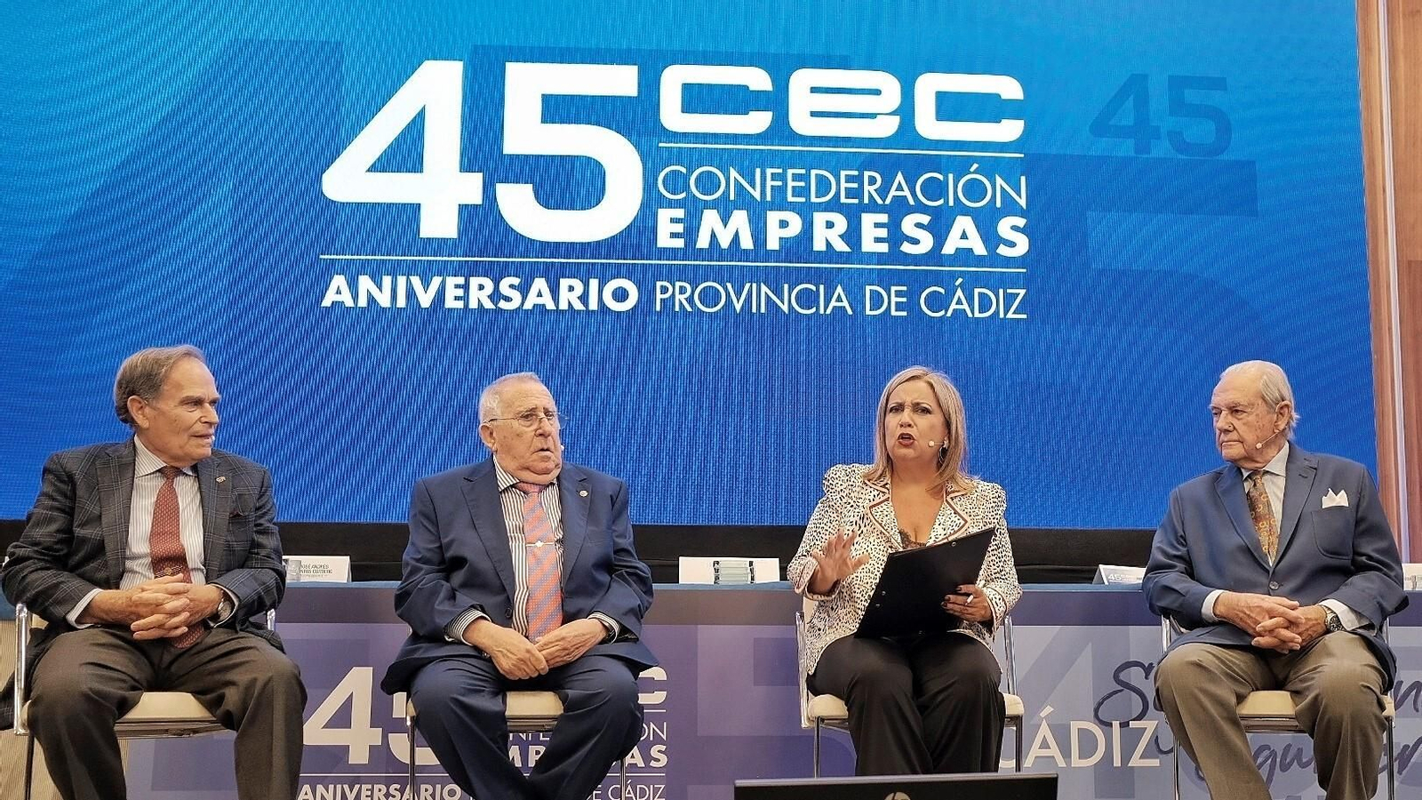 Un momento del coloquio con tres ex presidentes de federaciones de la Confederación de Empresas de Cádiz, en su 45 aniversario.
