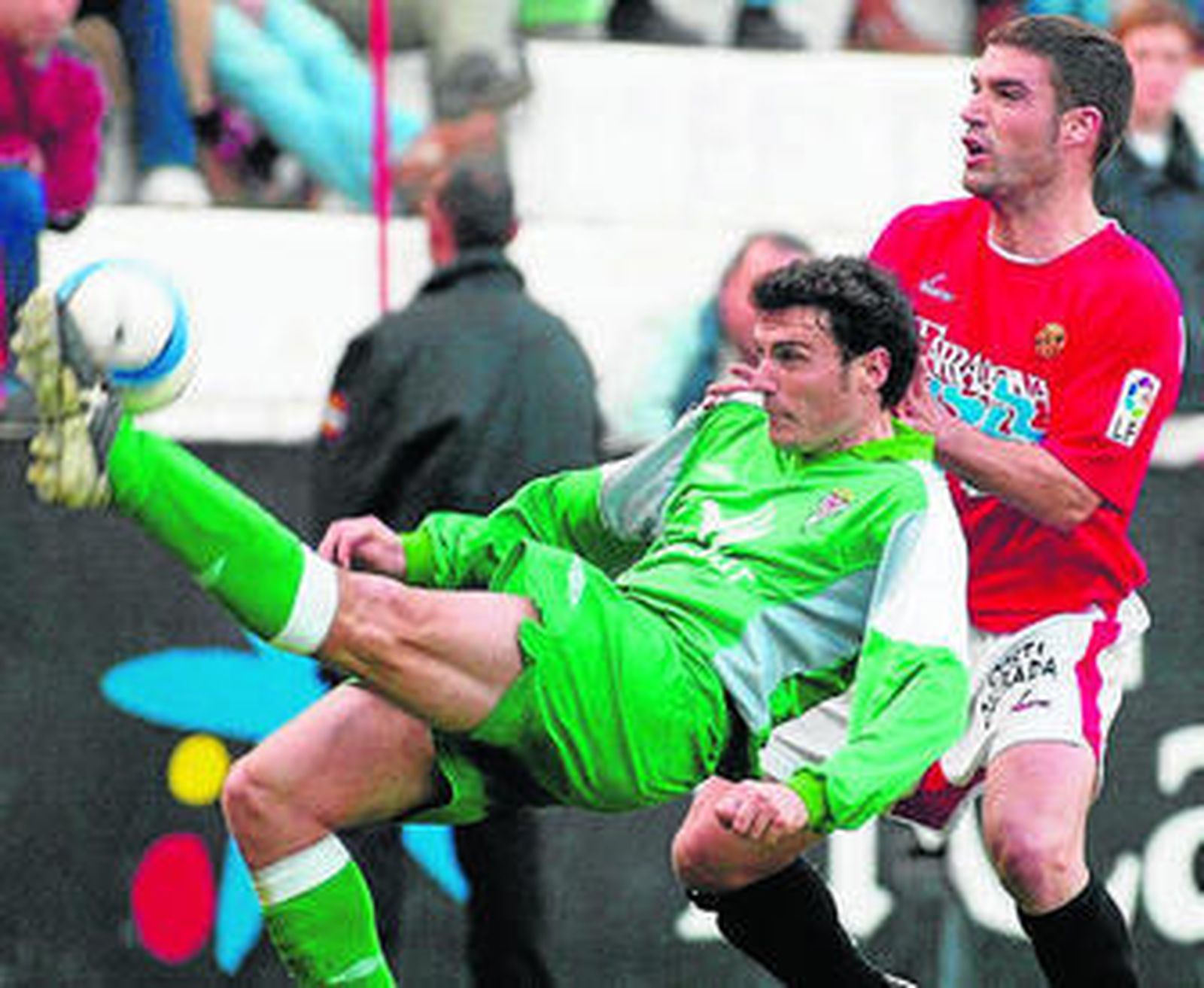 El cordobesista Txiki es presionado por Carrión (Gimnàstic), curso 04-05.