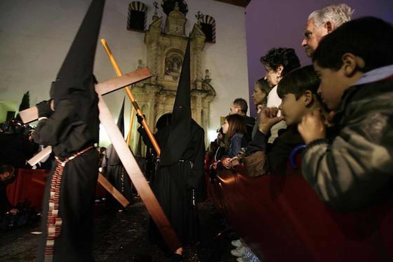 Un penitente lleva una cruz a cuestas. / Óscar Barrionuevo