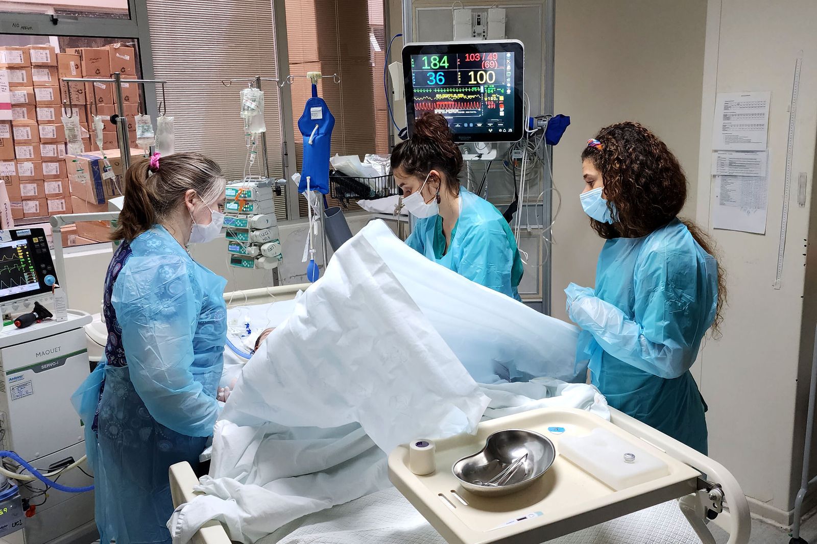El equipo de sanitarios durante su misión en uno de los hospitales de Chile donde han desplegado la misión.