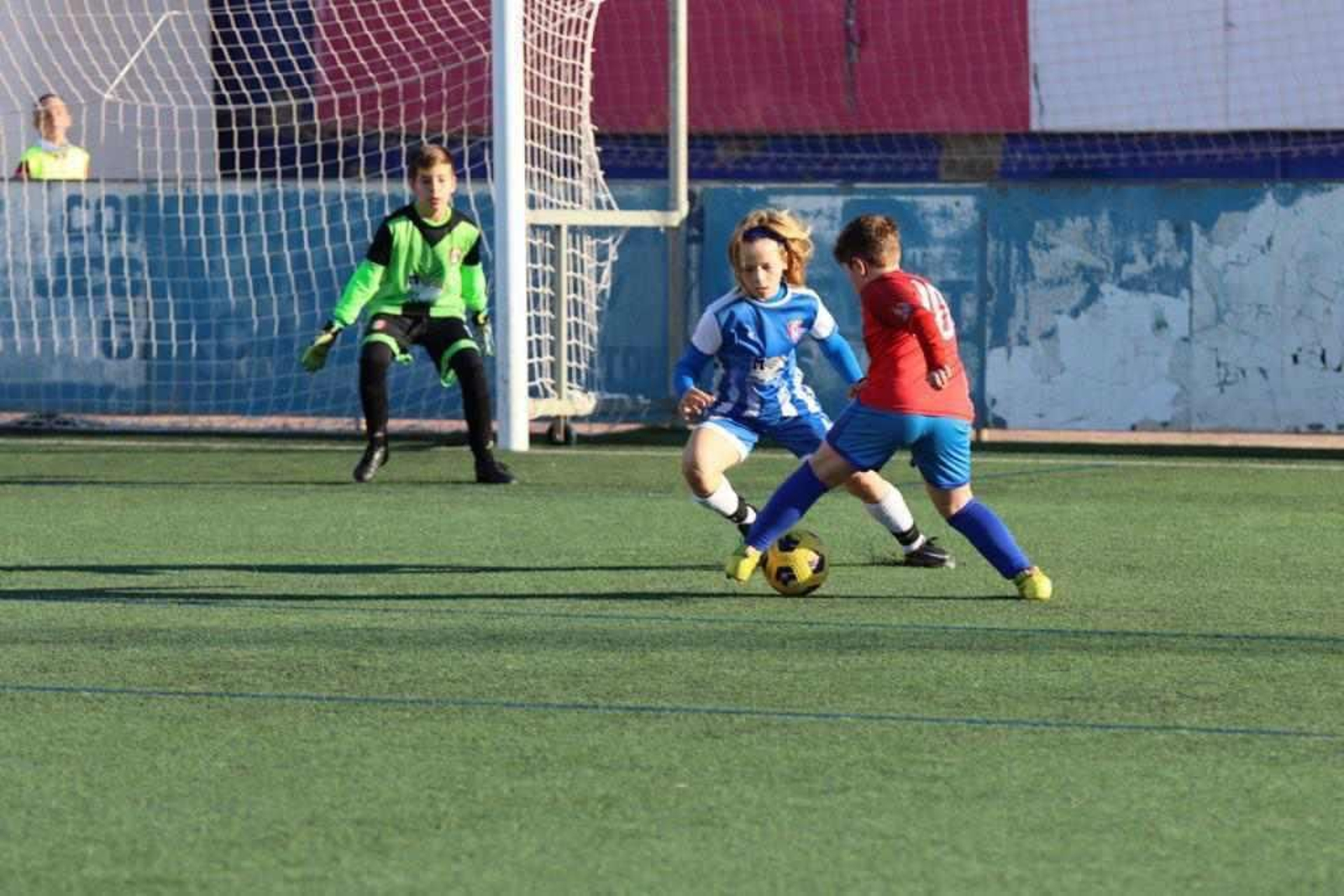 Un pequeño futbolista trata de regatear a un rival en un encuentro de la pasada edición.