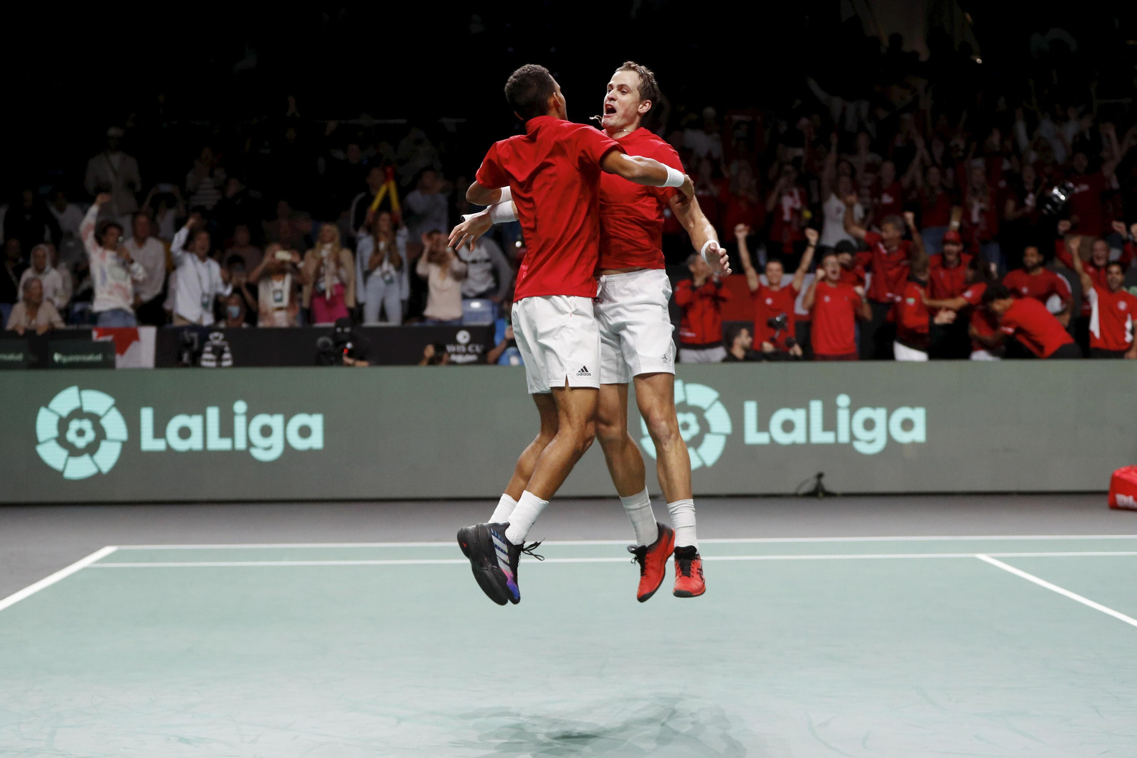 Aliassime y Pospisil se abrazan. Aliassime y Pospisil se abrazan.