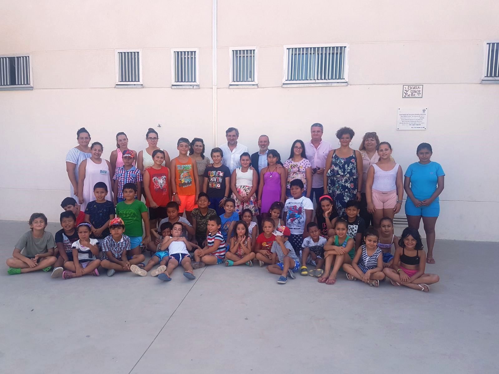 Decenas de niños disfrutan un verano más de la programación ofrecida por las escuelas de verano.