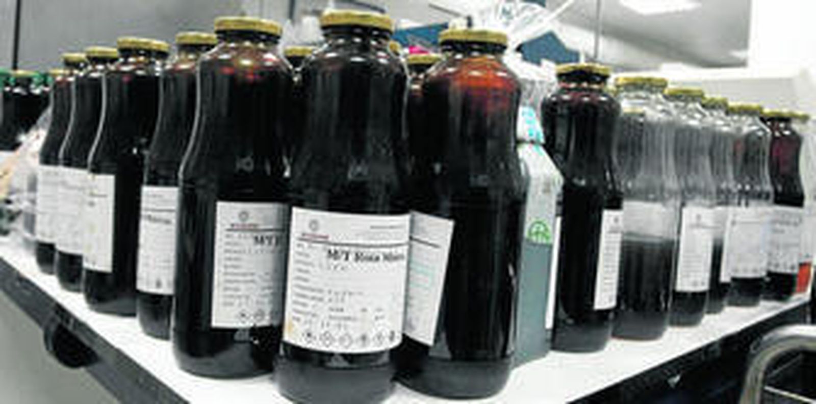 Muestras de fuel para su análisis en el laboratorio de Inspectorate Andalucía en Palmones.