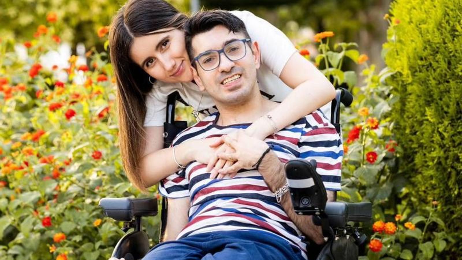 El escritor mengibareño junto a su sobrina.