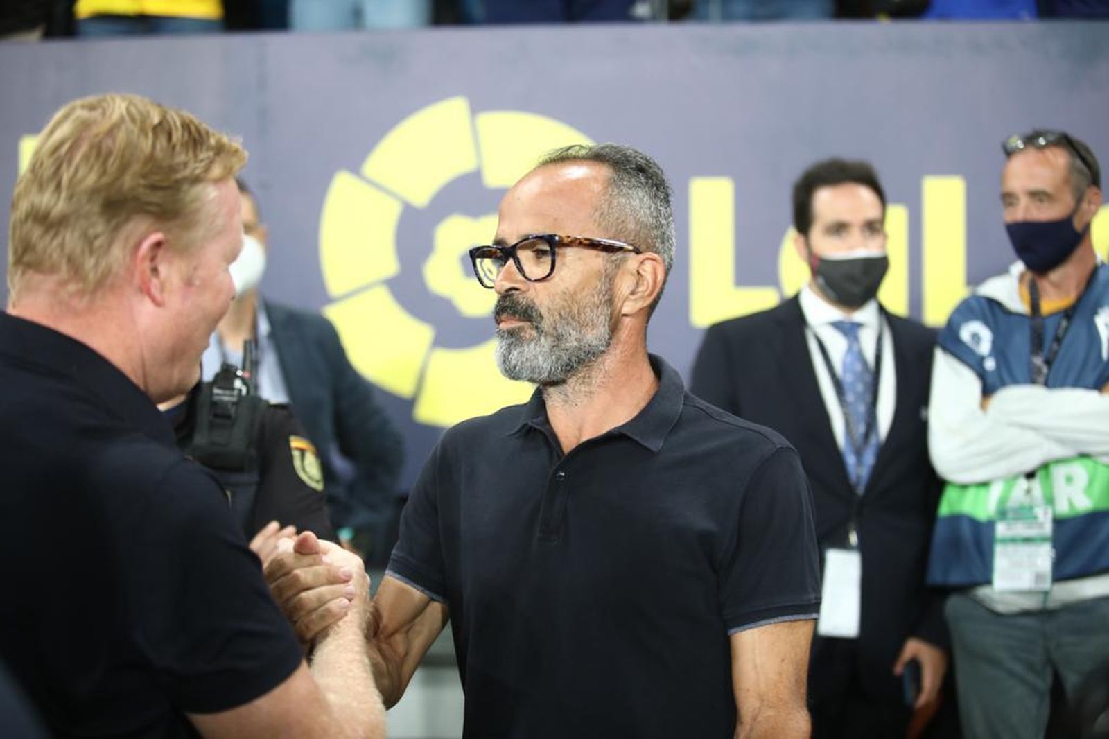 Álvaro Cervera y Ronald Koeman se saludan antes del partido de este jueves en el Nuevo Mirandilla.