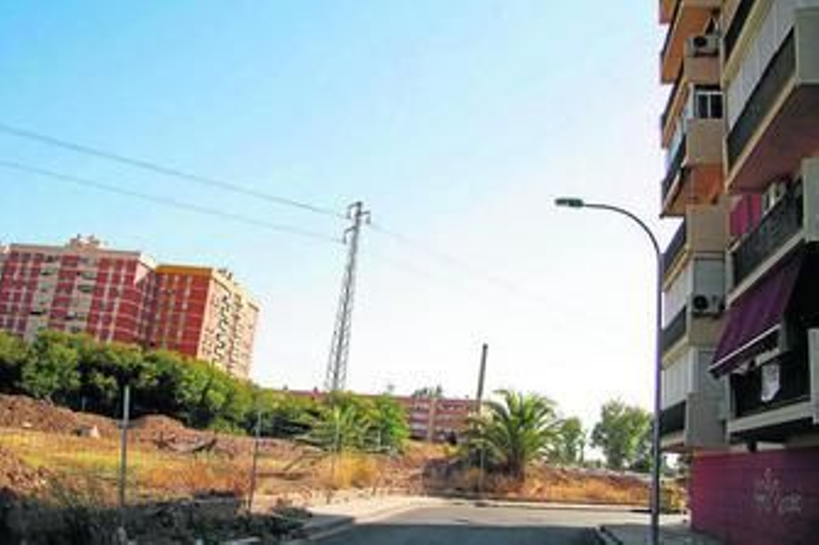 Una de las pancartas de protesta colgada en Pedro Salvador, frente a las obras del Parque Guadaíra.