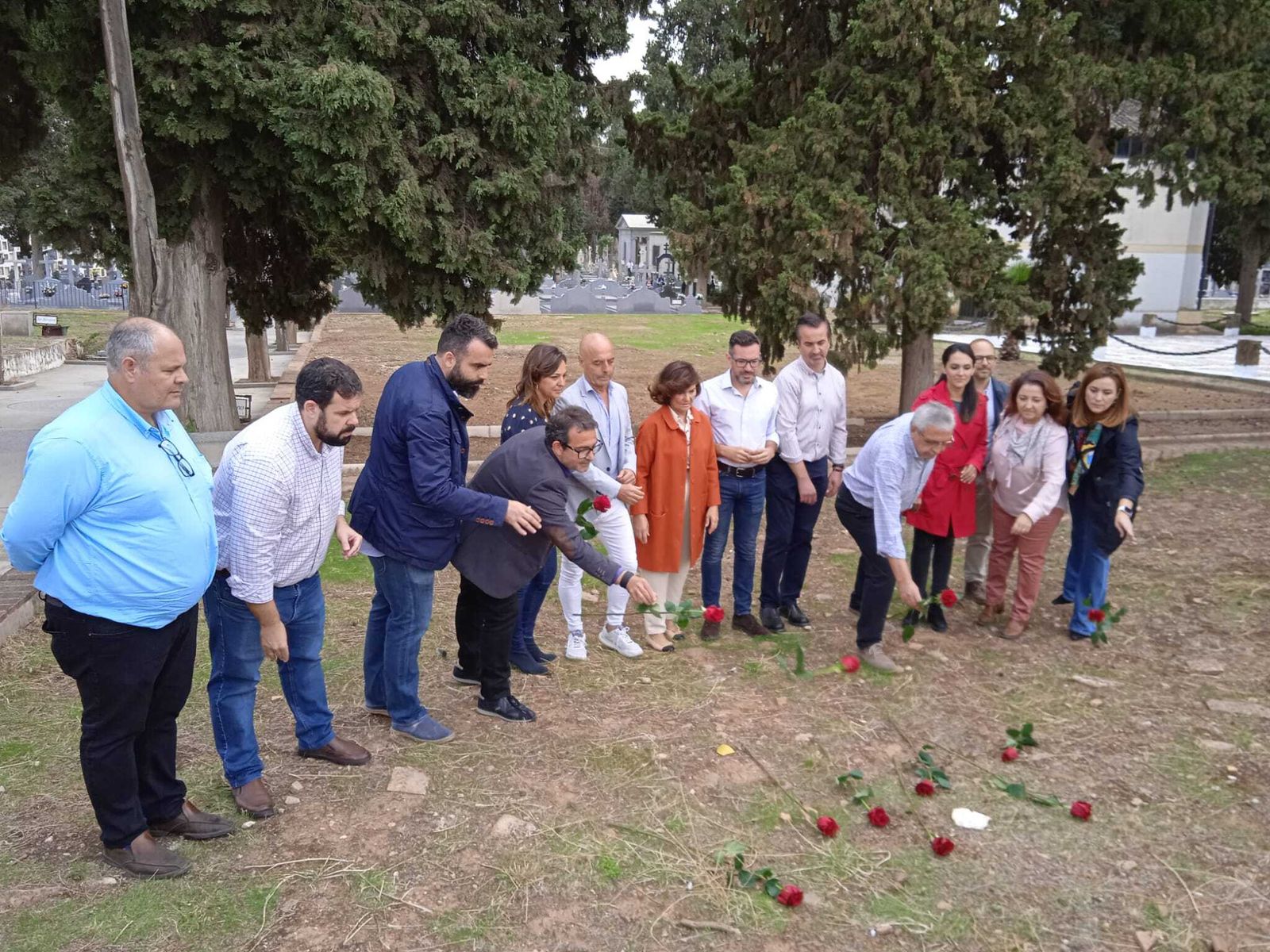 Militantes del PSOE en el homenaje a las víctimas del franquismo en el Cementerio de la Salud.