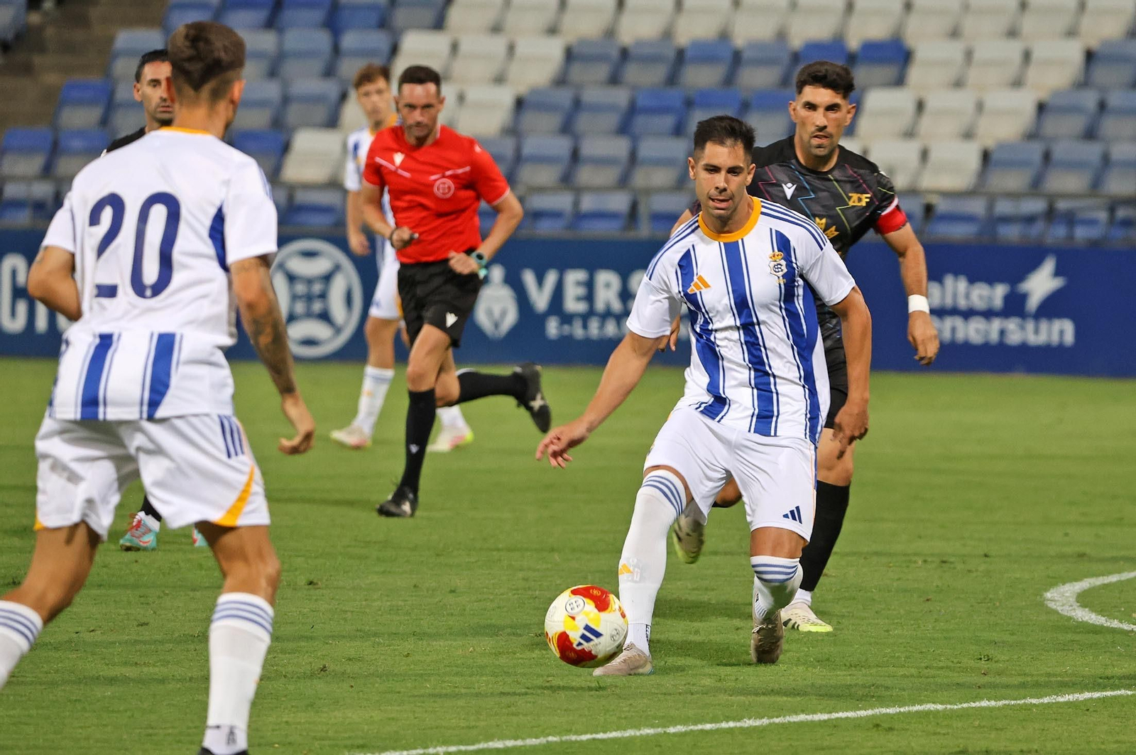 Roni trata de combinar con Mario da Costa.