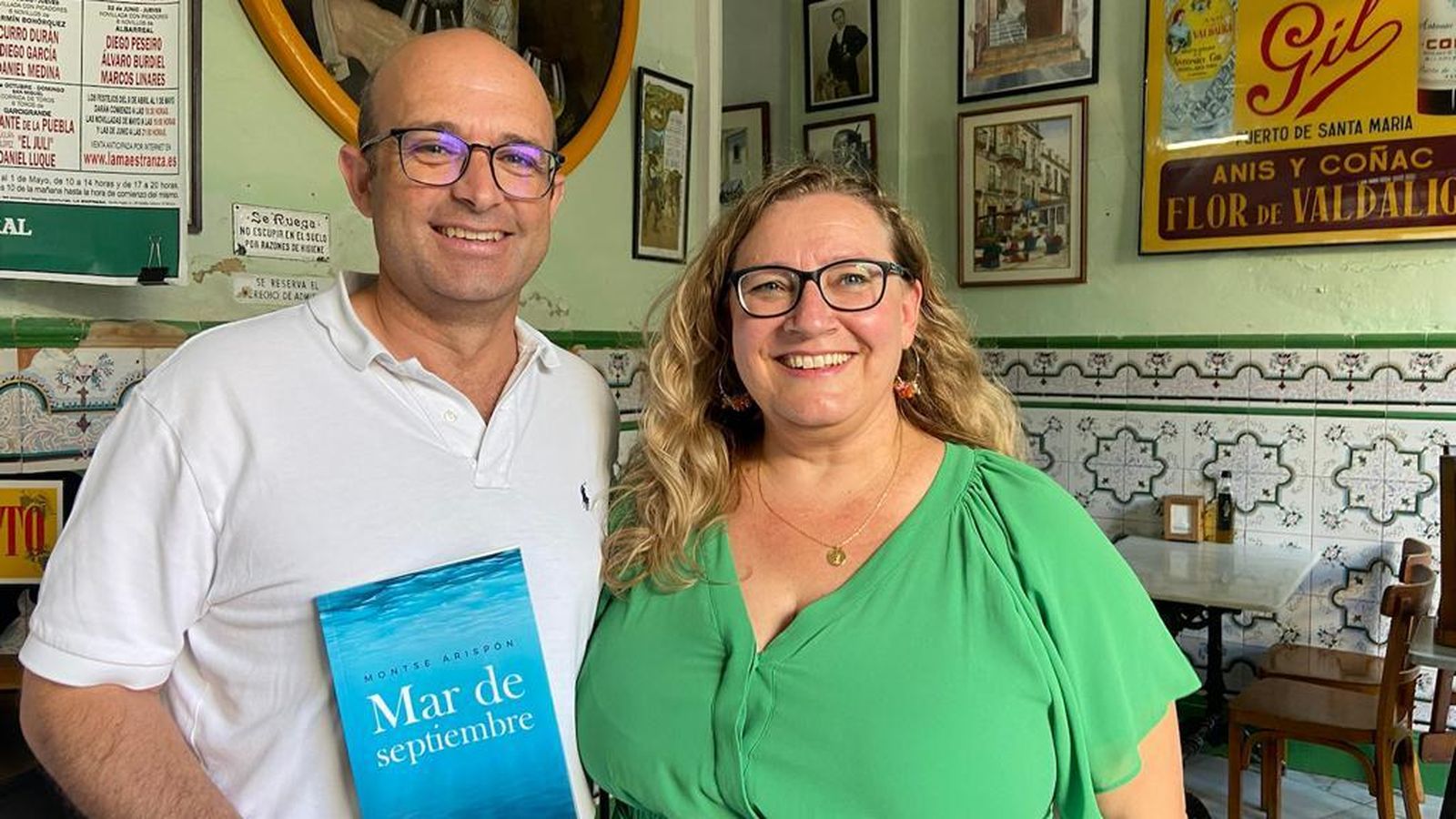 La novela se desarrolla en la Playa de Fuentebravía, que la autora conoció durante sus años de preadolescencia en El Puerto.