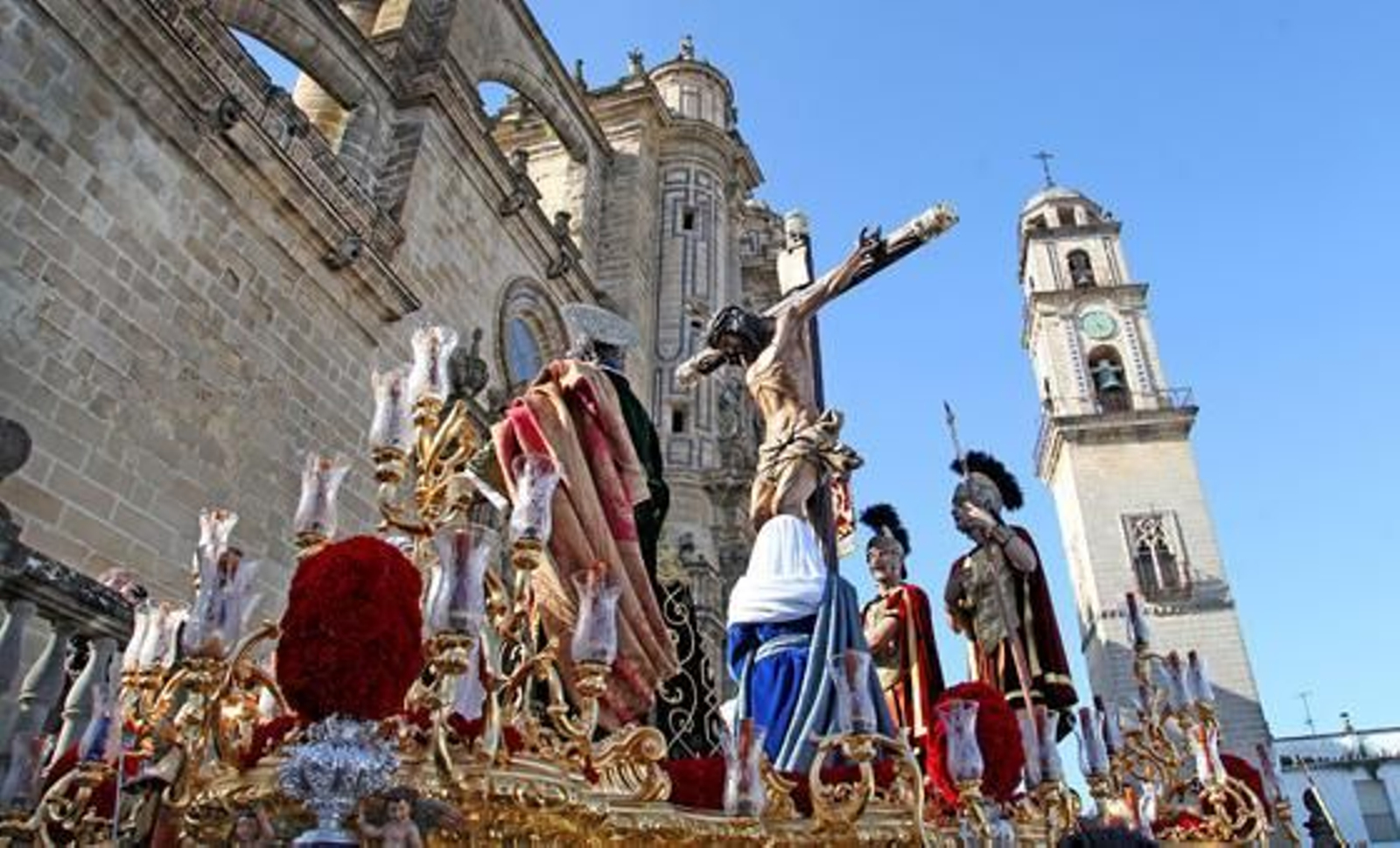 El misterio de la hermandad del Amor, ayer en el Reducto Bueno Monreal en busca de la calle Cruces.  Foto: Vanesa Lobo