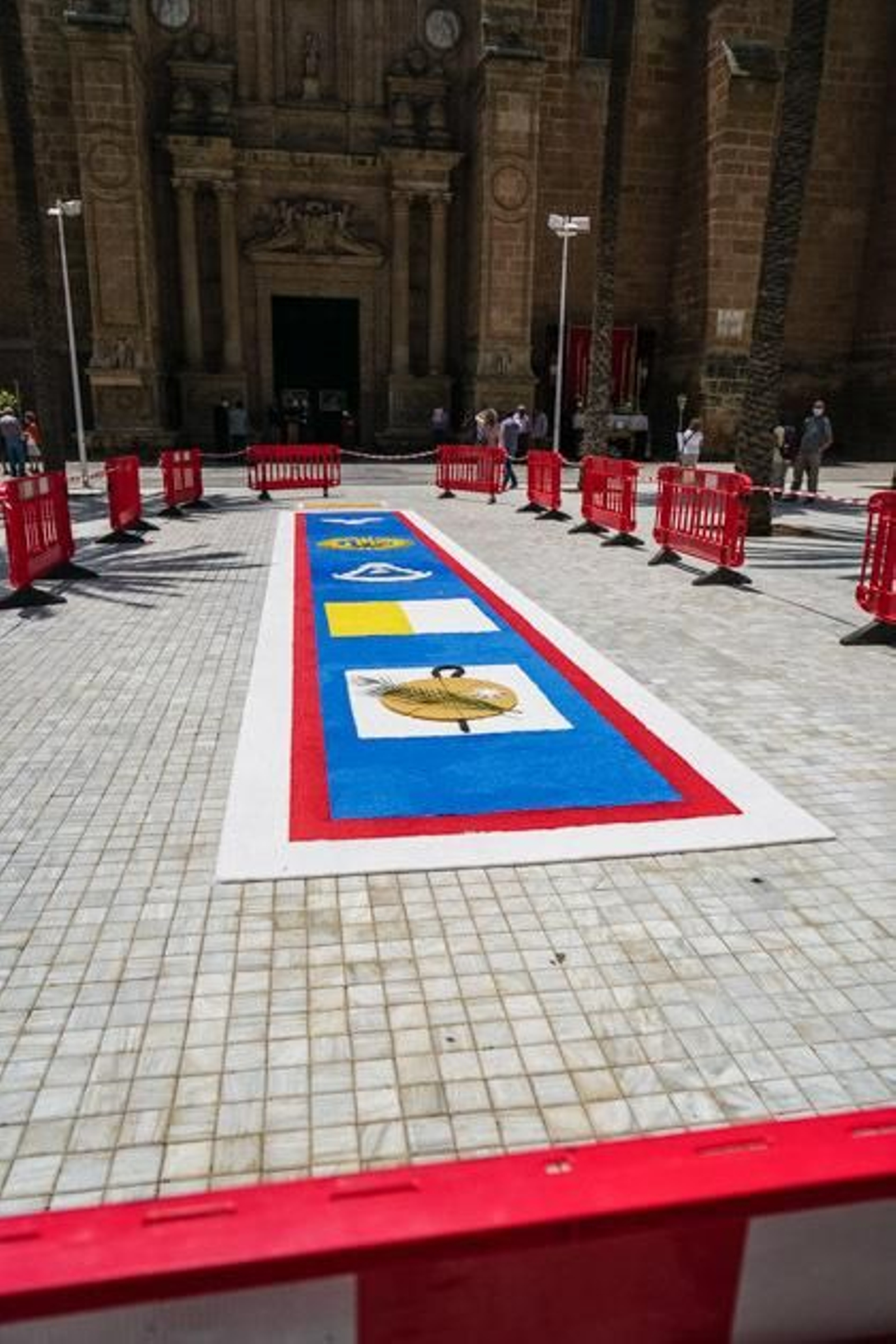 Alfombra de sal realizada por la Hermandad del Rocío.