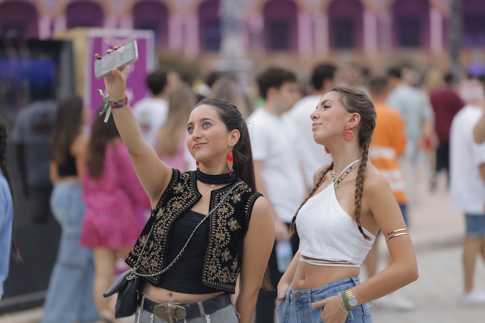 Búscate en las fotos del concierto de Bizarrap