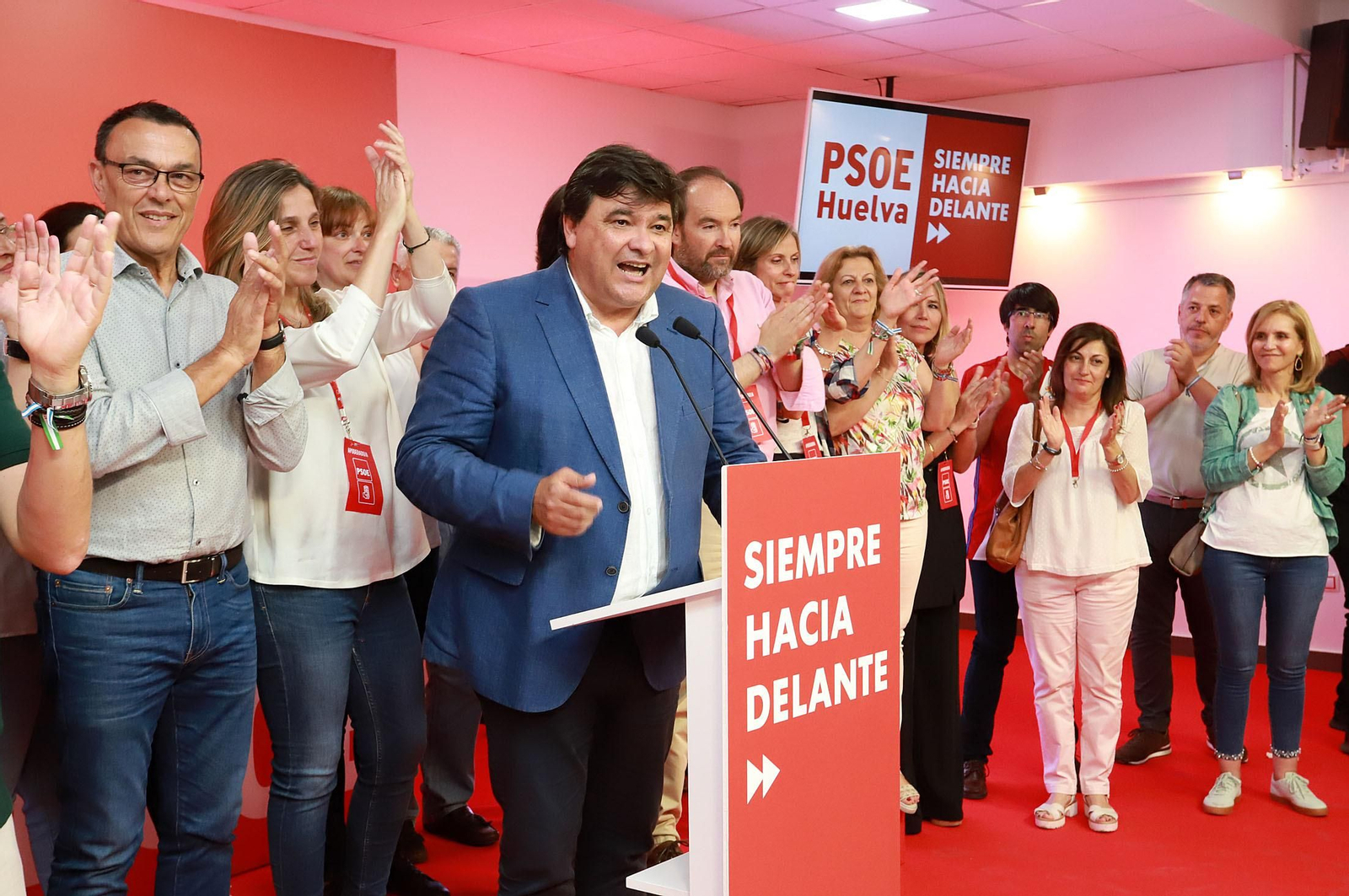 Gabriel Cruz celebra con los suyos su victoria por mayoría absoluta en la noche de ayer.