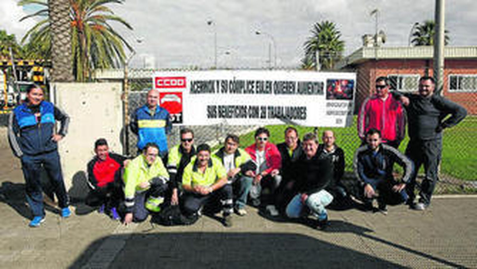 Un momento de la concentración de los trabajadores de Eulen, apoyados por los de otras contratas, ayer.