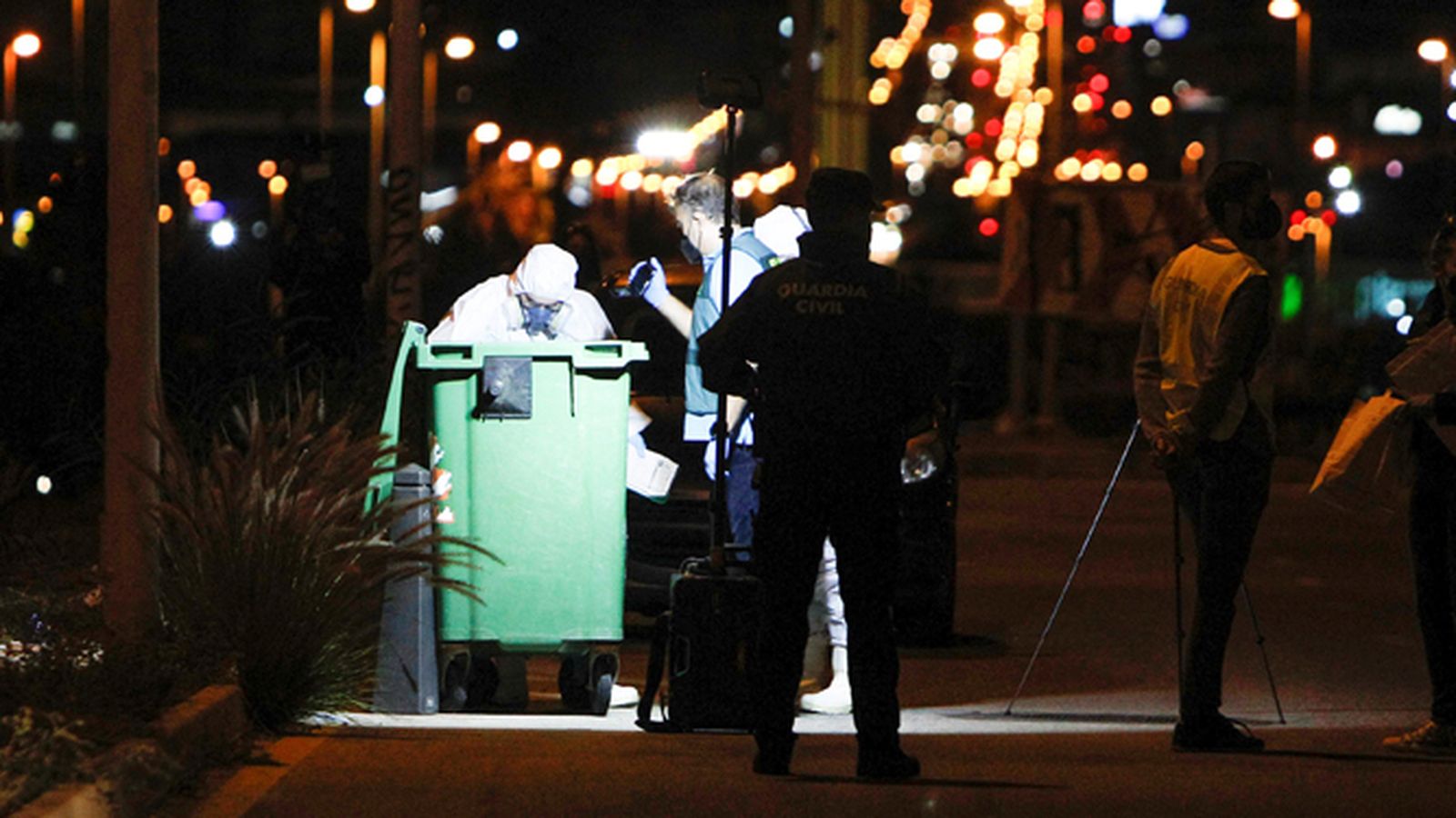 Efectivos del laboratorio científico de la policía judicial de la Guardia Civil registran un contenedor.