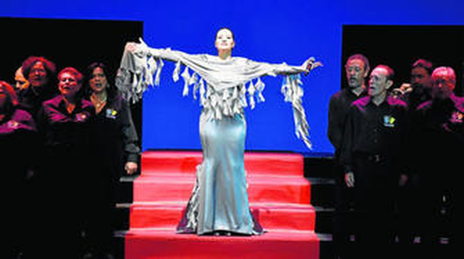 La artista linense Erika Leiva abre los brazos durante uno de los temas que interpretó ayer en el Teatro Maestranza de Sevilla.