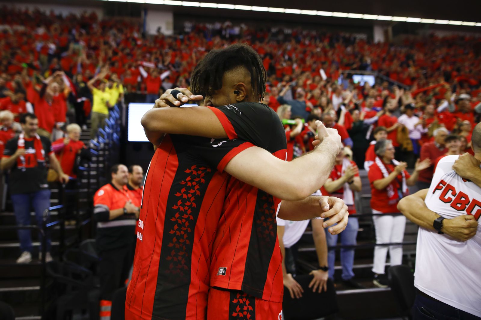 Los jugadores del Covirán Granada se abrazan en un Palacio volcado tras conocer la victoria del Real Madrid
