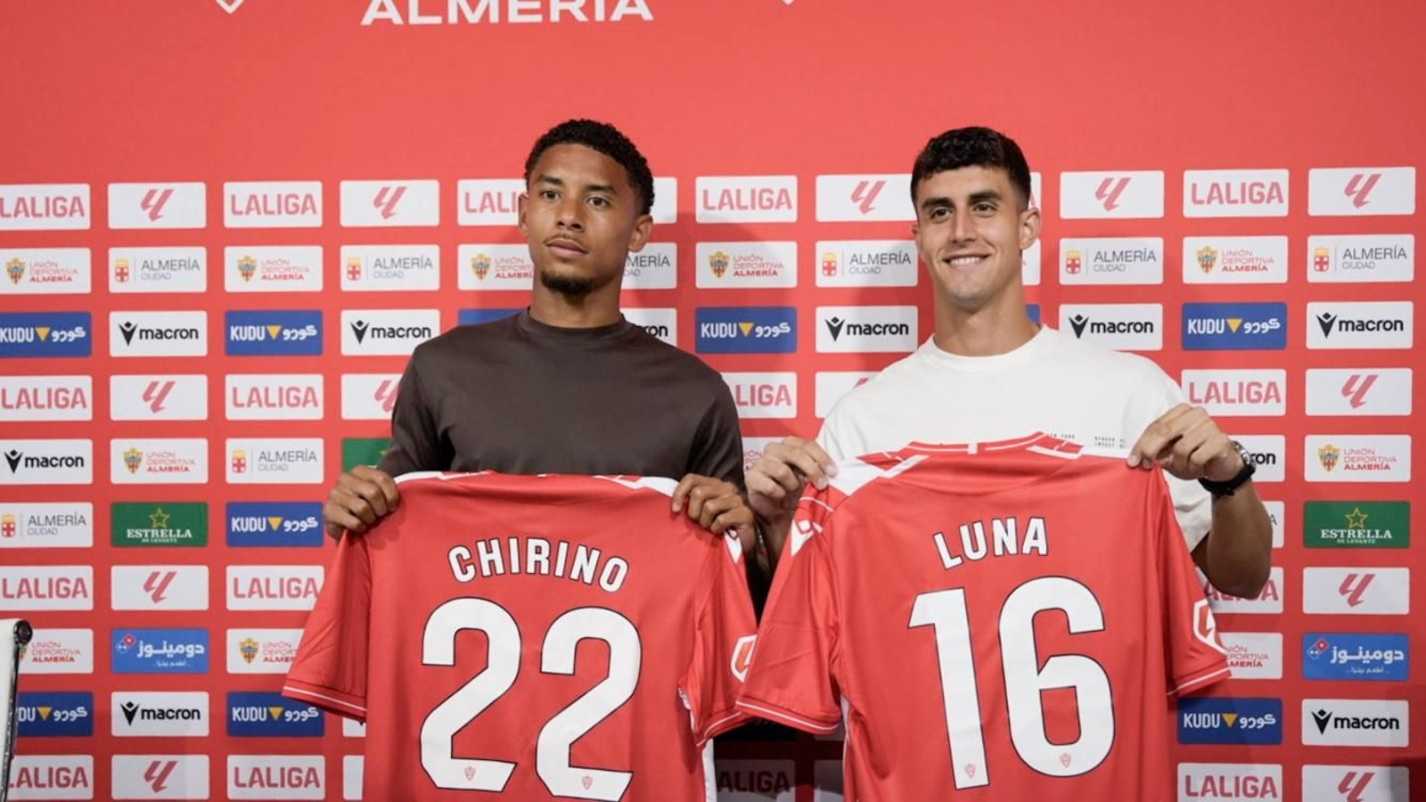Daijiro Chirino y Marcos Luna posan con la camiseta rojiblanca.