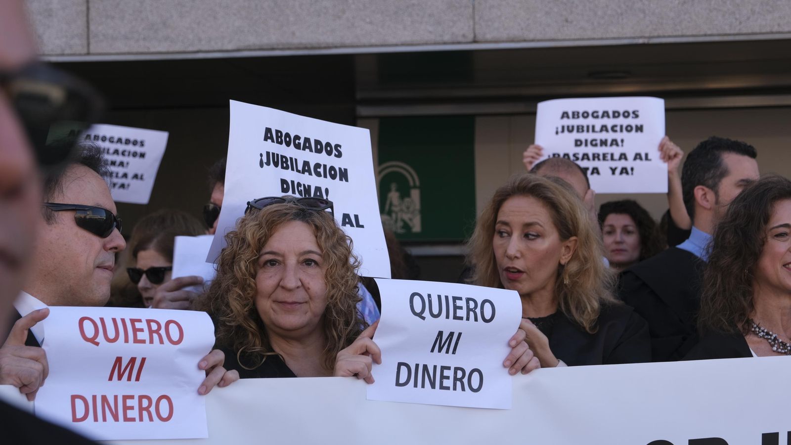 Parte de los abogados y procuradores que se han manifestado. Parte de los abogados y procuradores que se han manifestado.