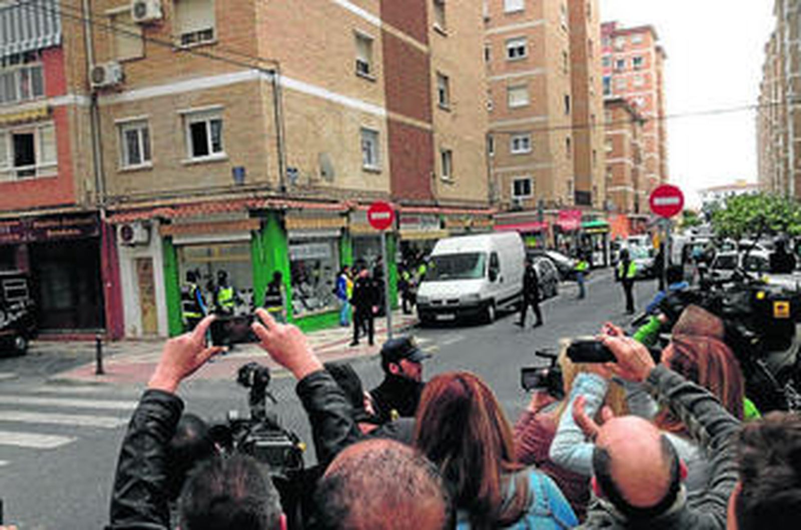 Centenares de vecinos, periodistas, curiosos  y policías llenaron ayer el barrio de Las Delicias.