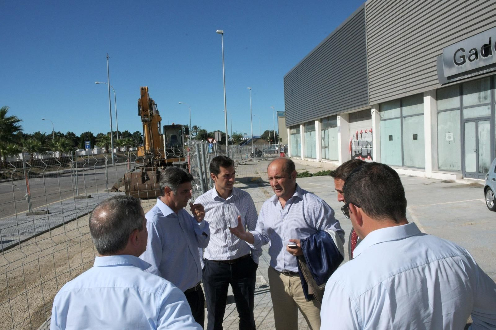 Juancho Ortiz y otros concejales del PP con los responsables de los concesionarios.