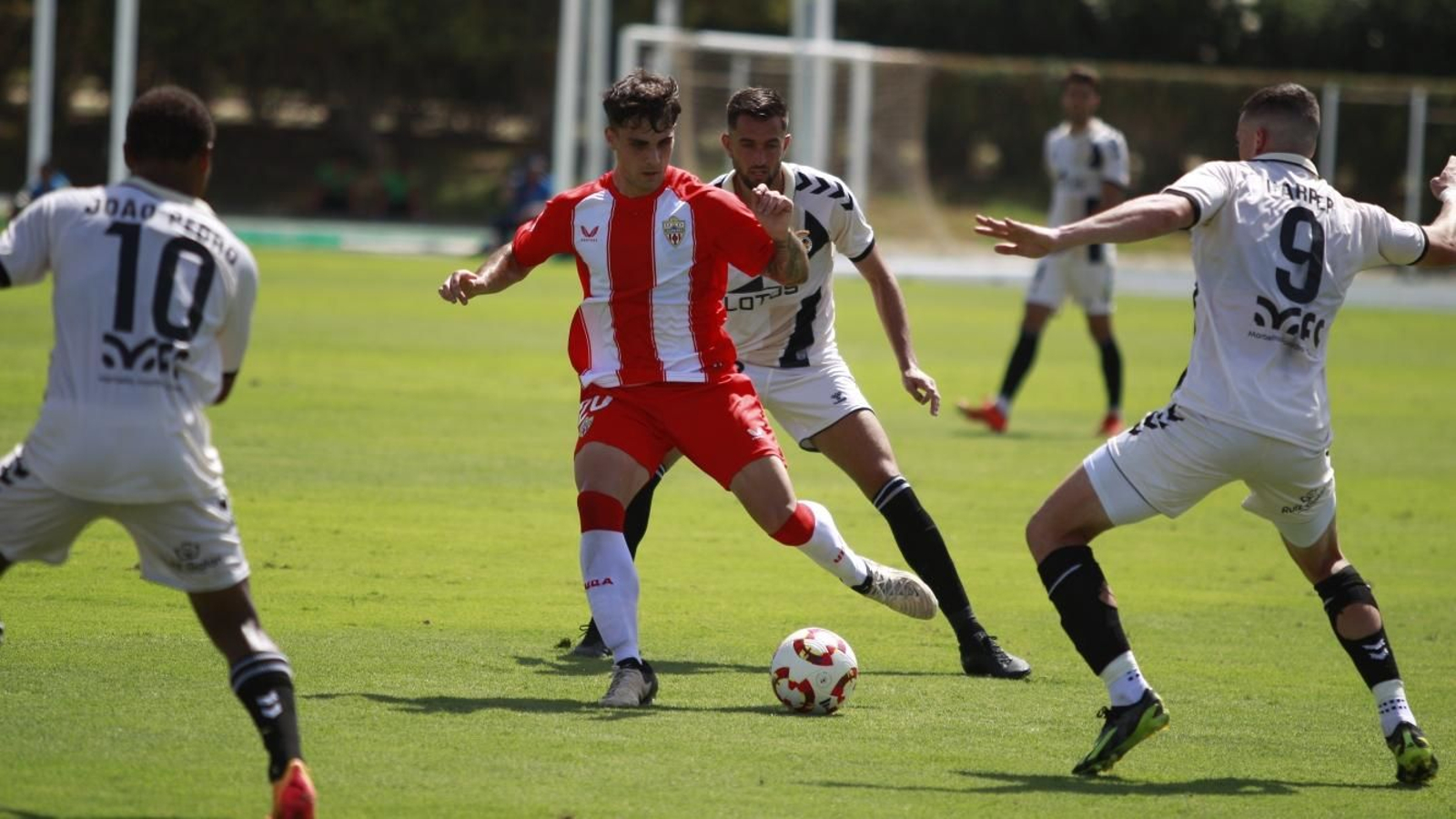 Marsu controla el esférico con varios contrarios rodeándolo.