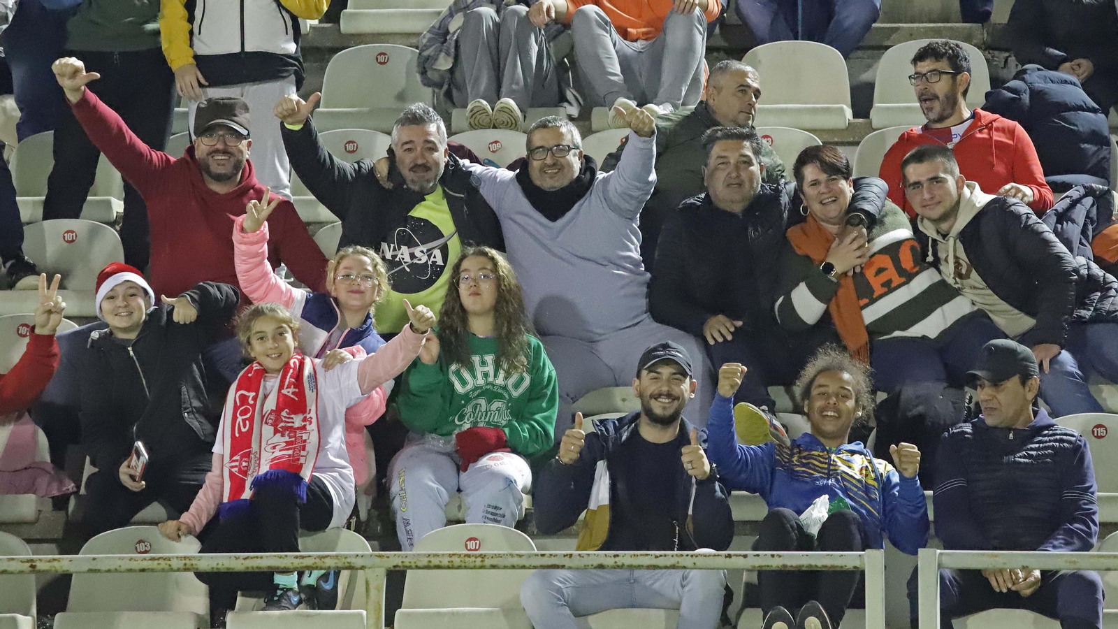 Fotos de la afición durante el Clásico en el Nuevo Mirador