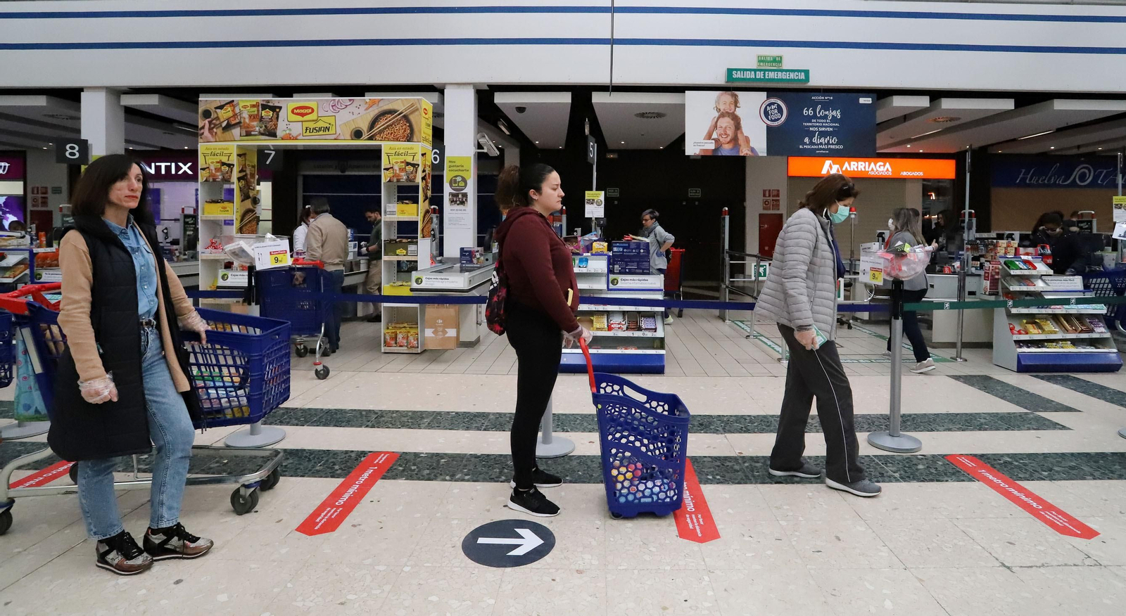 Imágenes de la situación y organización en los supermercados de Huelva