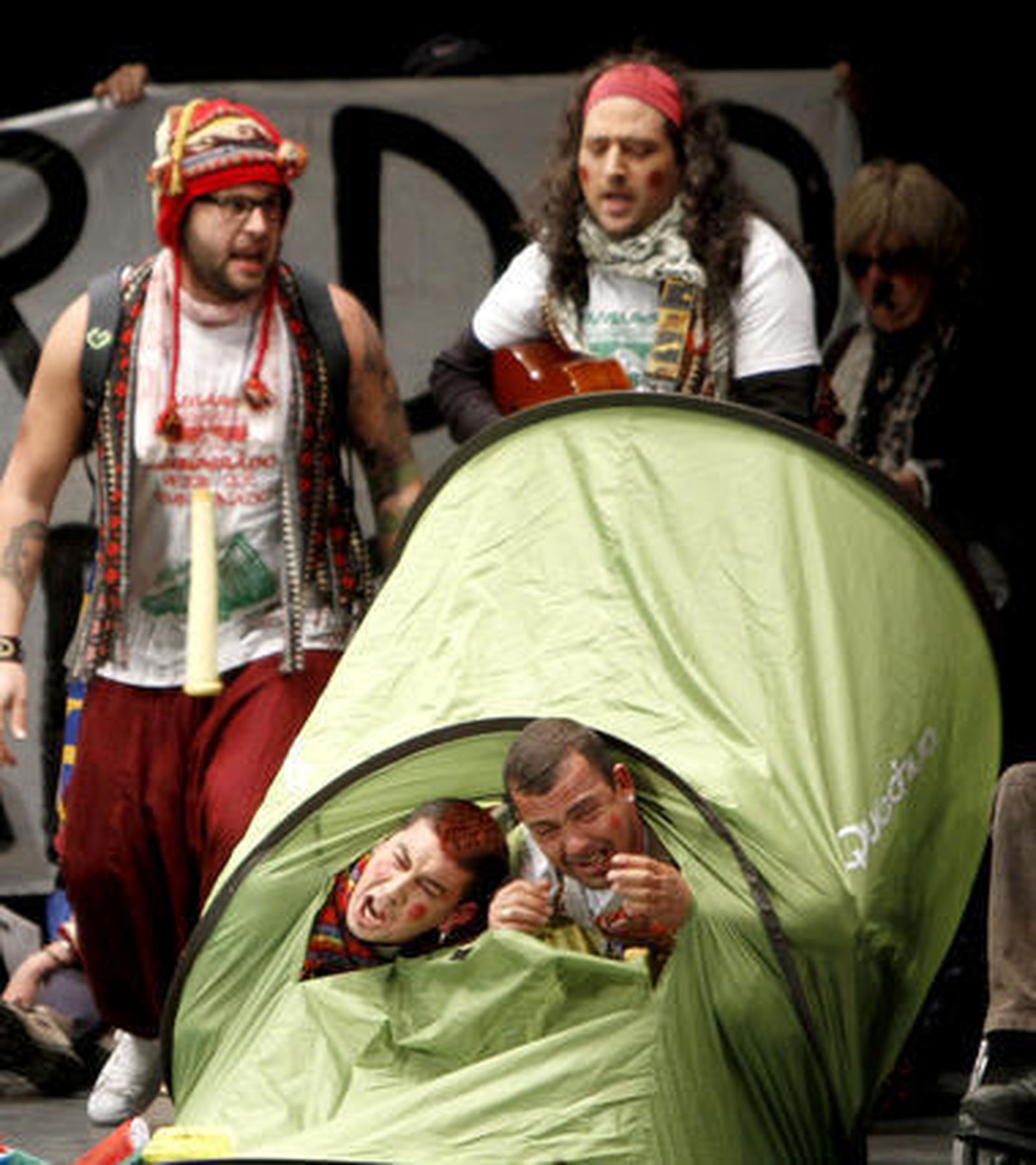 Chirigota Los indignaos (entre perros y flautas)  Foto: Lourdes de Vicente