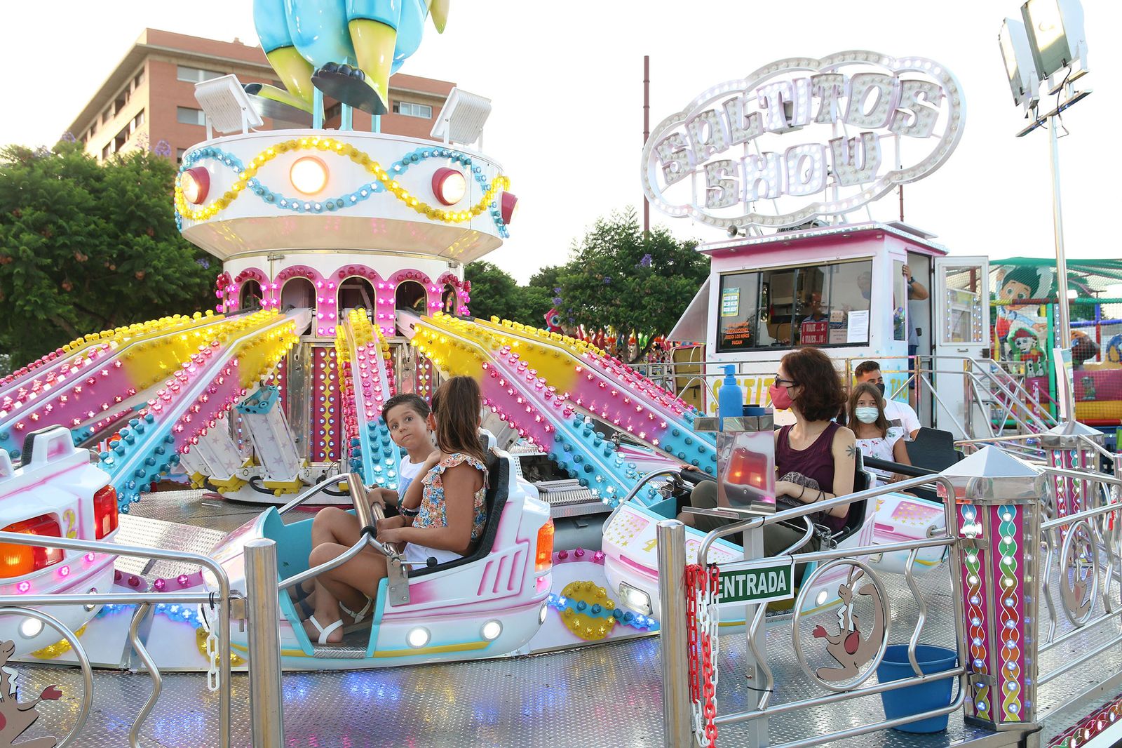 Primer día de cacharricos en una reducida Feria de Almería 2021