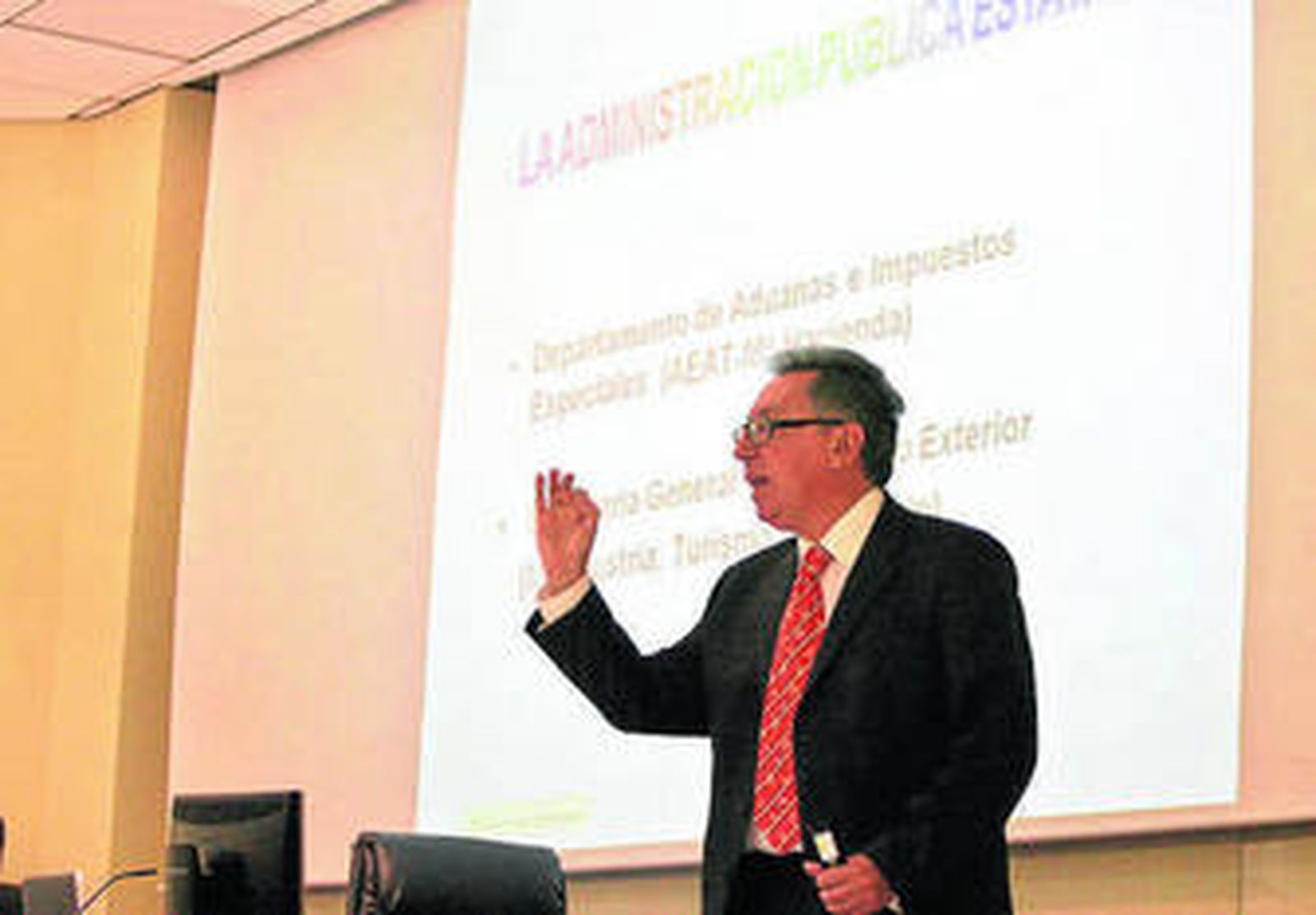 Manuel Gil, ayer durante su ponencia.