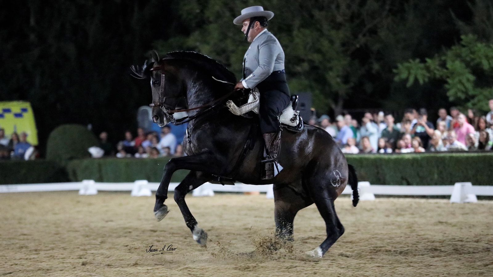 Uno de los binomios participantes en el evento de doma vaquera.