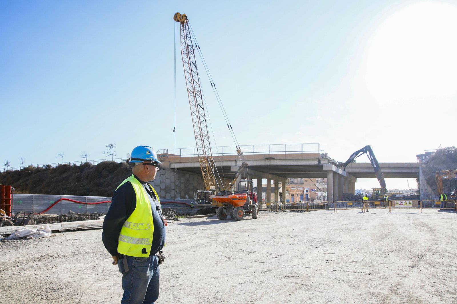 Las mejores imágenes del derribo en el puente de la autovía del aeropuerto y el túnel de La Goleta