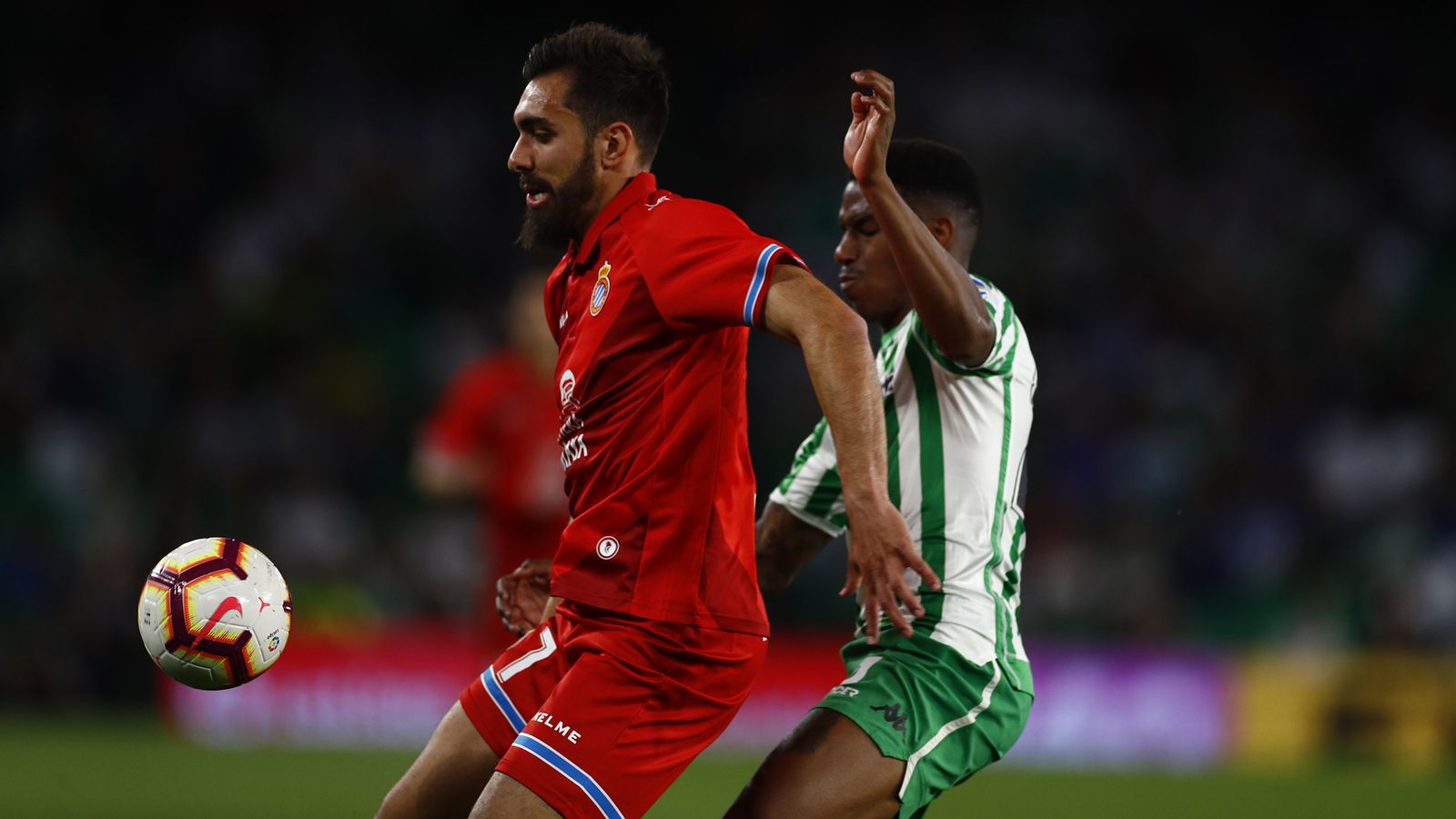 Júnior presiona a Borja Iglesias.