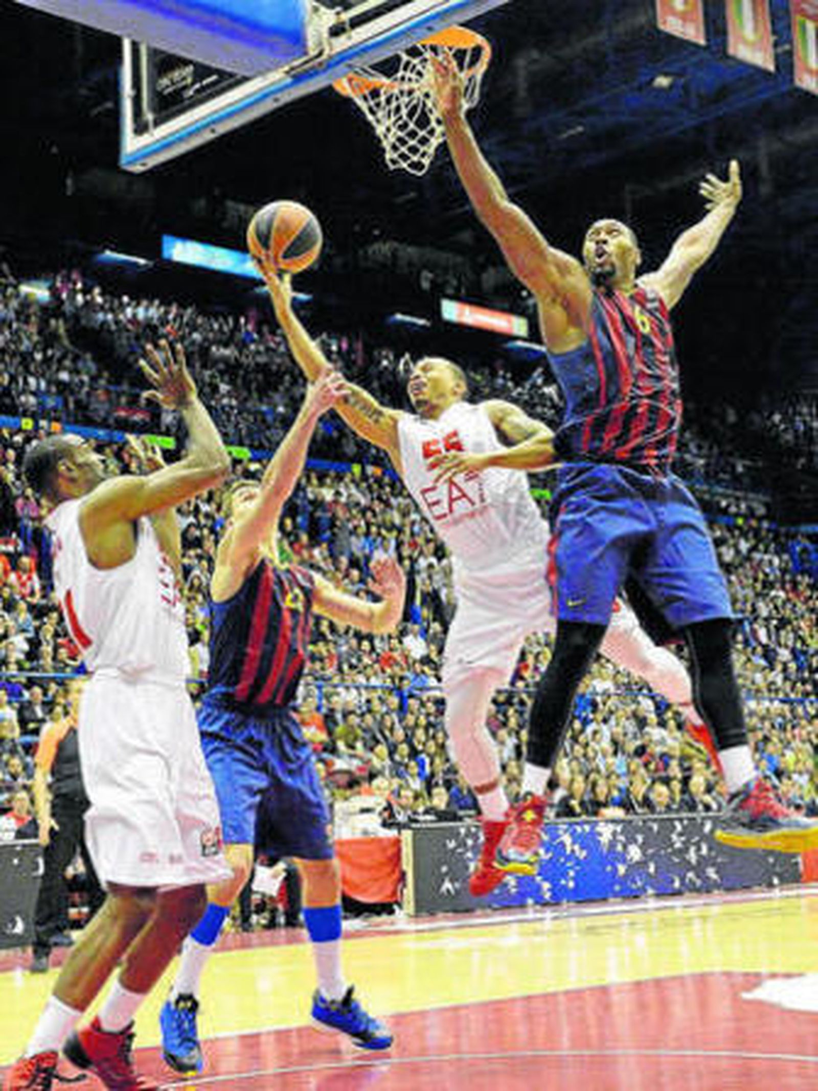 Jerrells tira agarrado por Hezonja e intimidado por Dorsey.