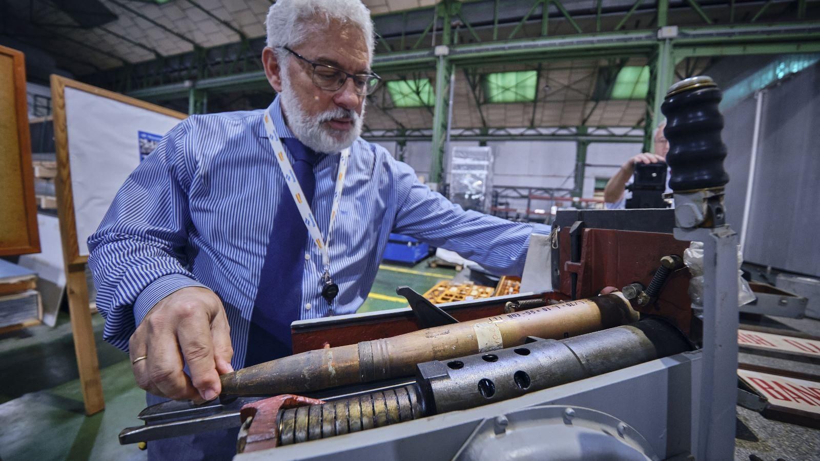 El cañón Bofors, que se fabricó entre las décadas de los 40 y 70, forma parte de una de las exposiciones temáticas en las que se está trabajando en Navantia Sistemas en San Fernando.